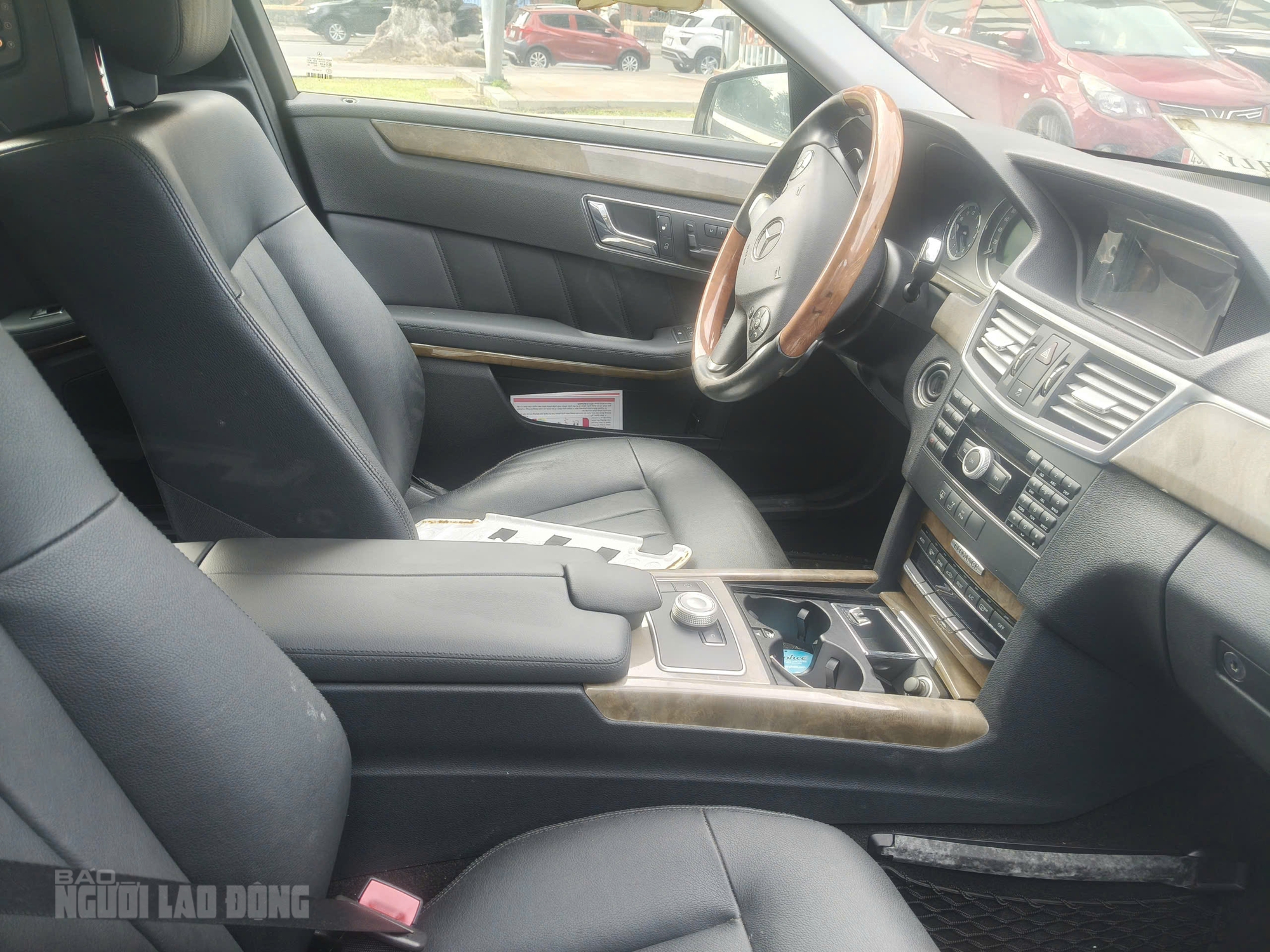 Cận cảnh xe c&ocirc;ng Mercedes - Benz E300 thanh l&yacute; ở Đ&agrave; Nẵng , gi&aacute; chỉ 282 triệu đồng - Ảnh 2.