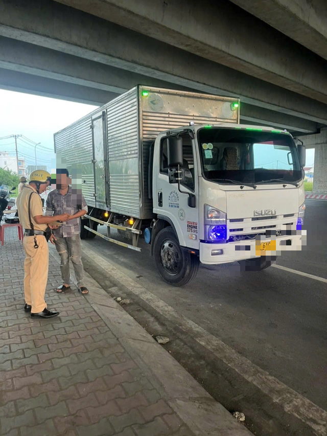 CSGT Tân Túc "siết" xe kinh doanh vận tải: Phạt hơn 4 tỉ đồng, tạm giữ hơn 1.000 phương tiện - Ảnh 3.