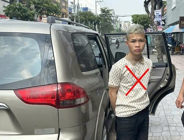 VIDEO: Manh động, đấm v&agrave;o mặt nữ chủ cửa h&agrave;ng, cướp điện thoại bỏ chạy - Ảnh 1.
