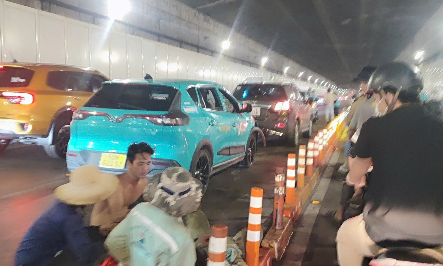 Tai nạn giao thông liên hoàn trong hầm sông Sài Gòn - Ảnh 1.