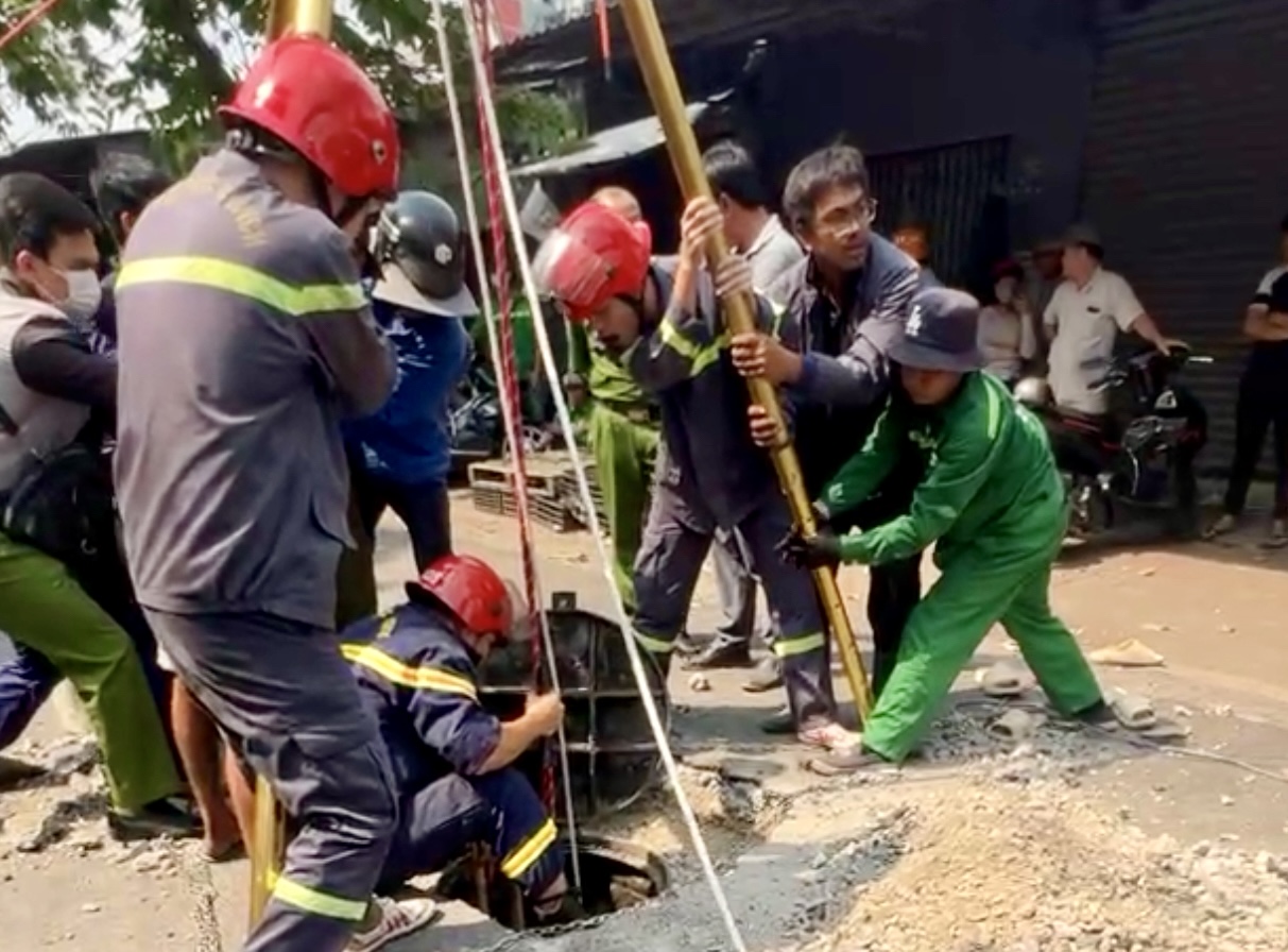 Thương tâm: Hai người tử vong dưới hố ga tại phường Phú Mỹ , TPHCM - Ảnh 2.