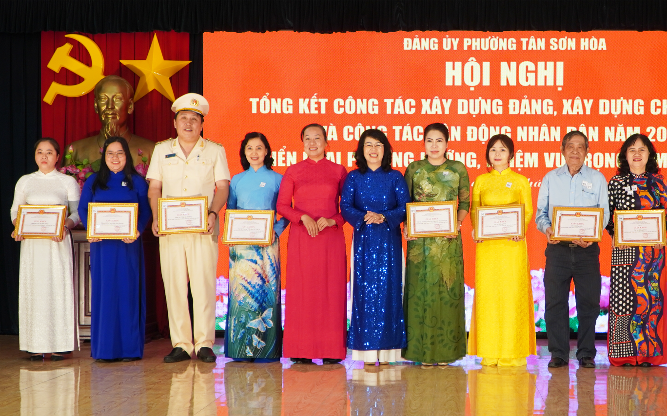 100% hồ sơ thủ tục hành chính tại phường Tân Sơn Hòa được giải quyết đúng hạn