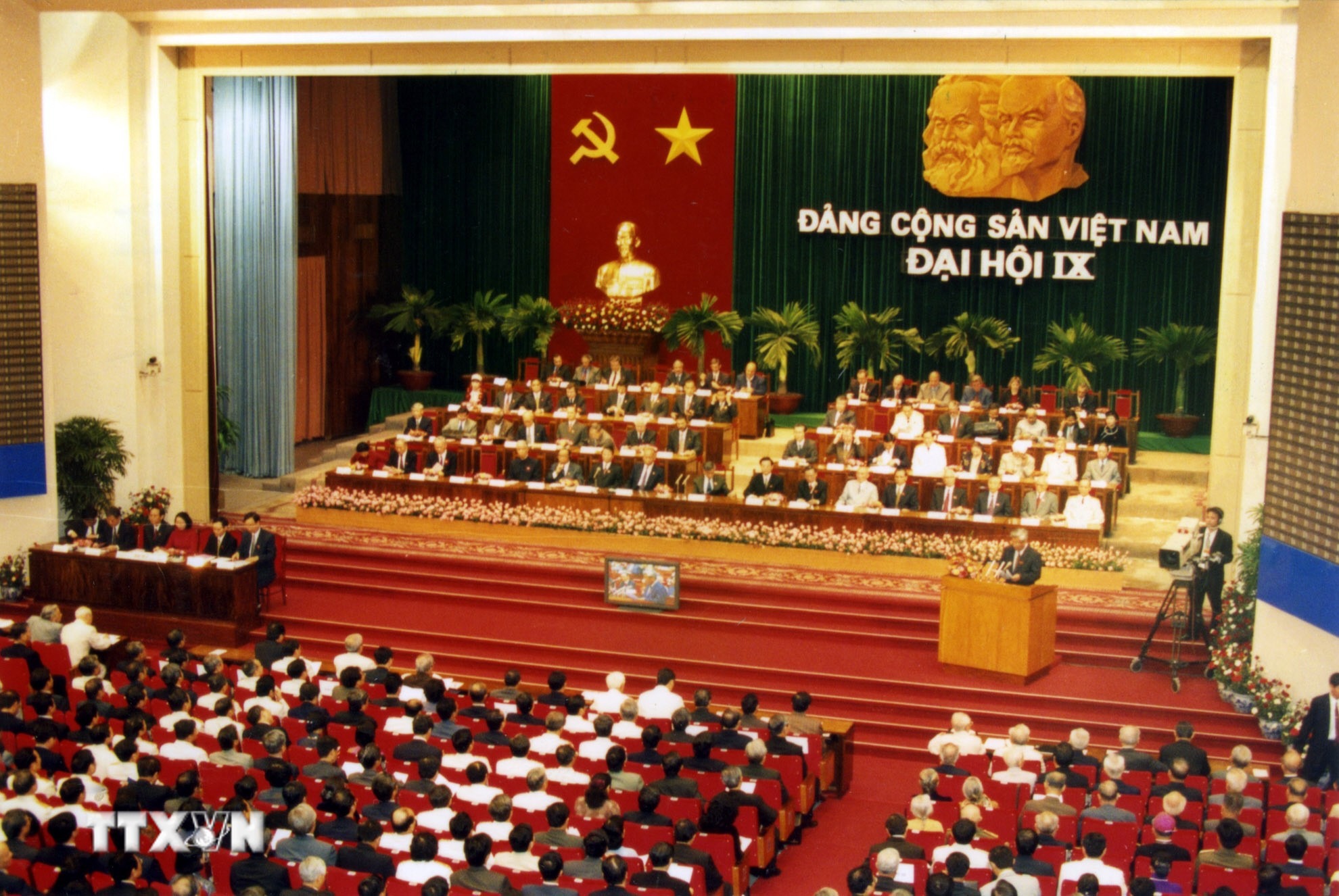 Đại hội lần thứ IX của Đảng: Phát huy sức mạnh toàn dân tộc, đẩy mạnh công nghiệp hóa, hiện đại hóa - Ảnh 1.