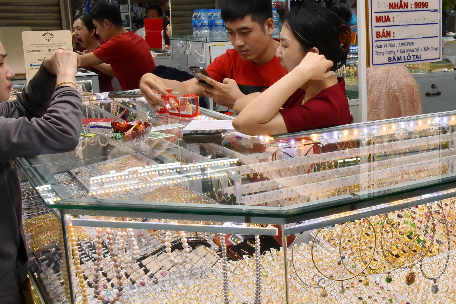 Giá vàng hôm nay 16-1: Sụt giảm rồi bất ngờ tăng mạnh - Ảnh 1.