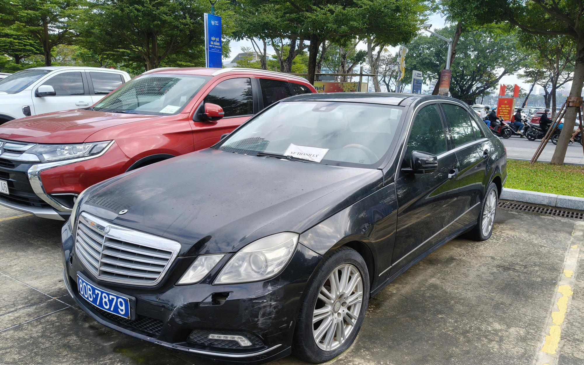 Cận cảnh xe công Mercedes-Benz E300 thanh lý ở Đà Nẵng, giá khởi điểm còn 282 triệu đồng