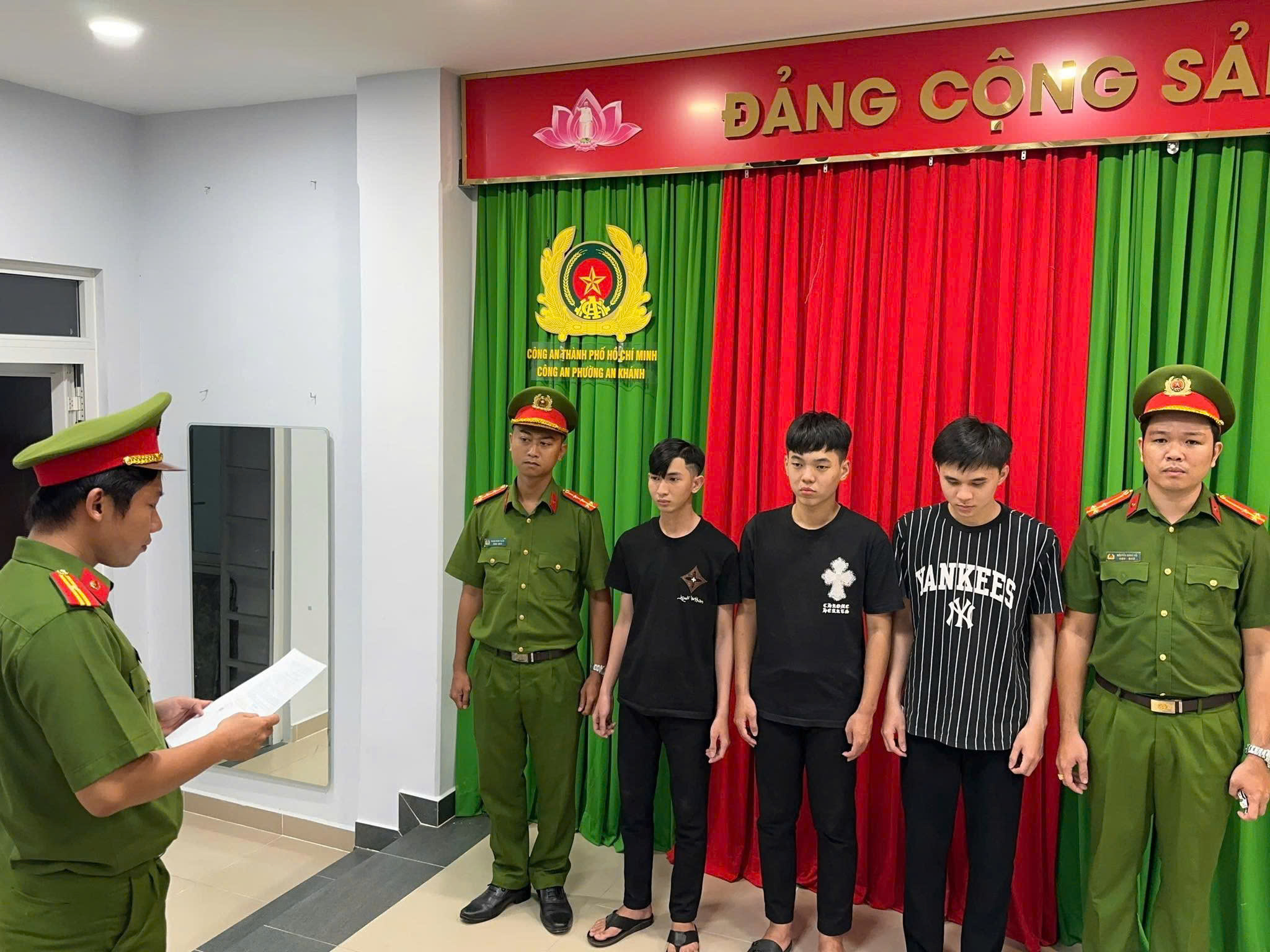 Công an TPHCM bắt 3 thanh niên gây rối gần cầu Ba Son - Ảnh 1.
