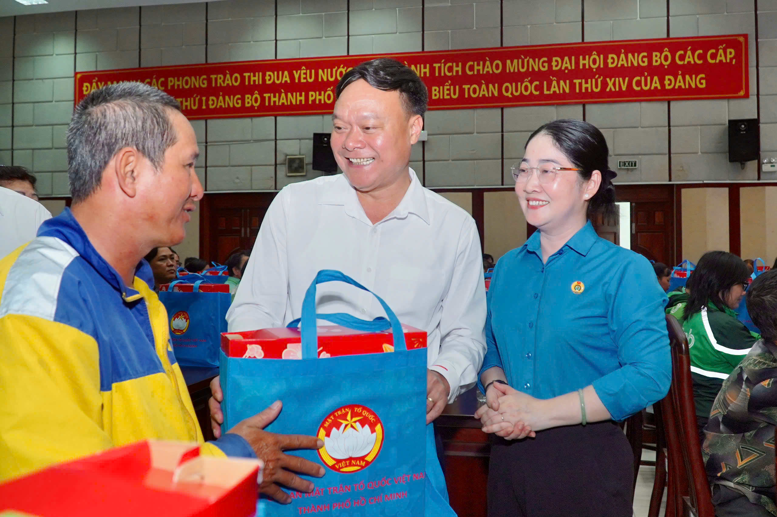 Tặng thẻ BHYT gi&uacute;p đo&agrave;n vi&ecirc;n, người lao động giảm bớt kh&oacute; khăn khi kh&aacute;m chữa bệnh - Ảnh 5.