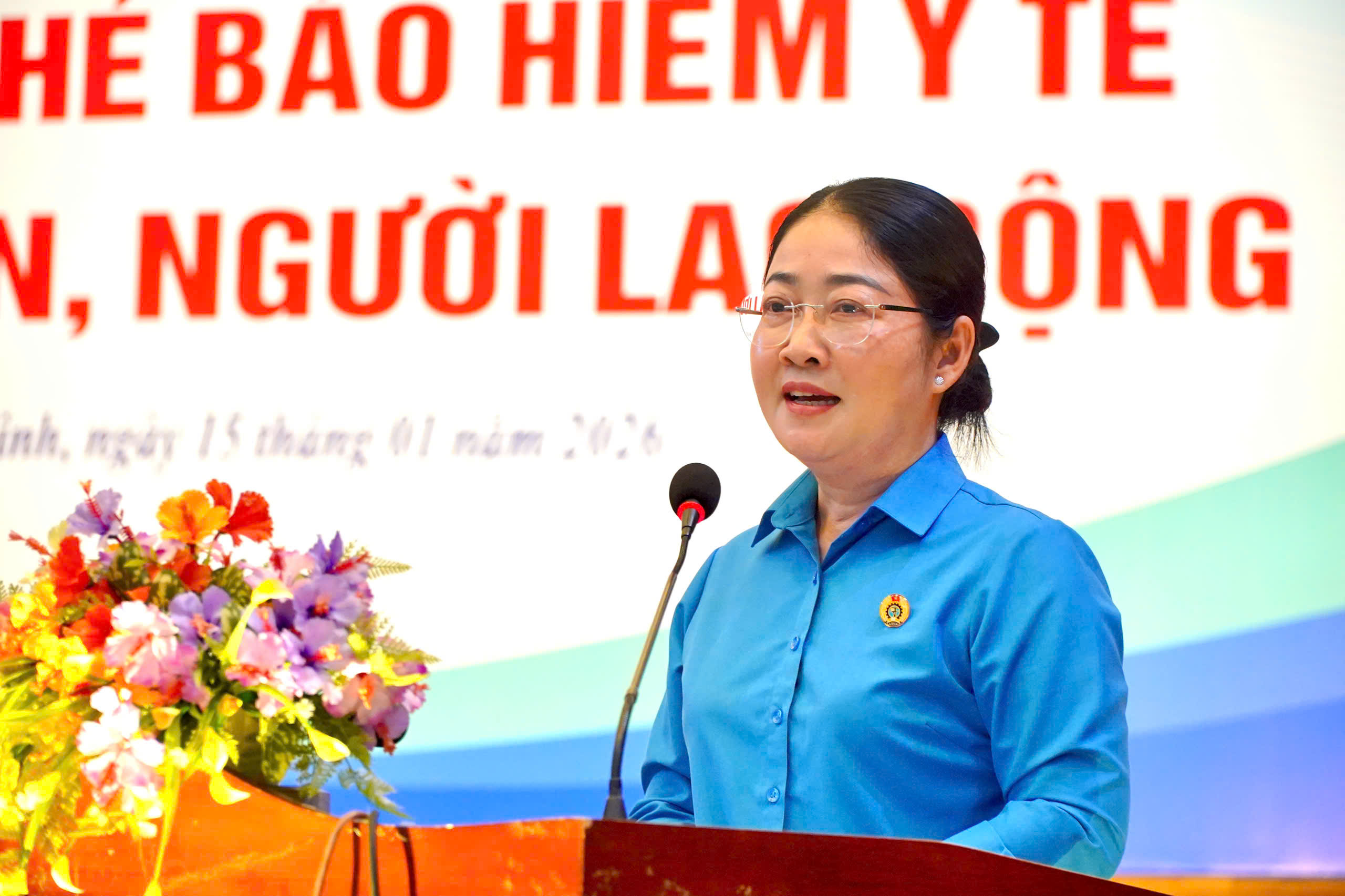Tặng thẻ BHYT gi&uacute;p đo&agrave;n vi&ecirc;n, người lao động giảm bớt kh&oacute; khăn khi kh&aacute;m chữa bệnh - Ảnh 2.