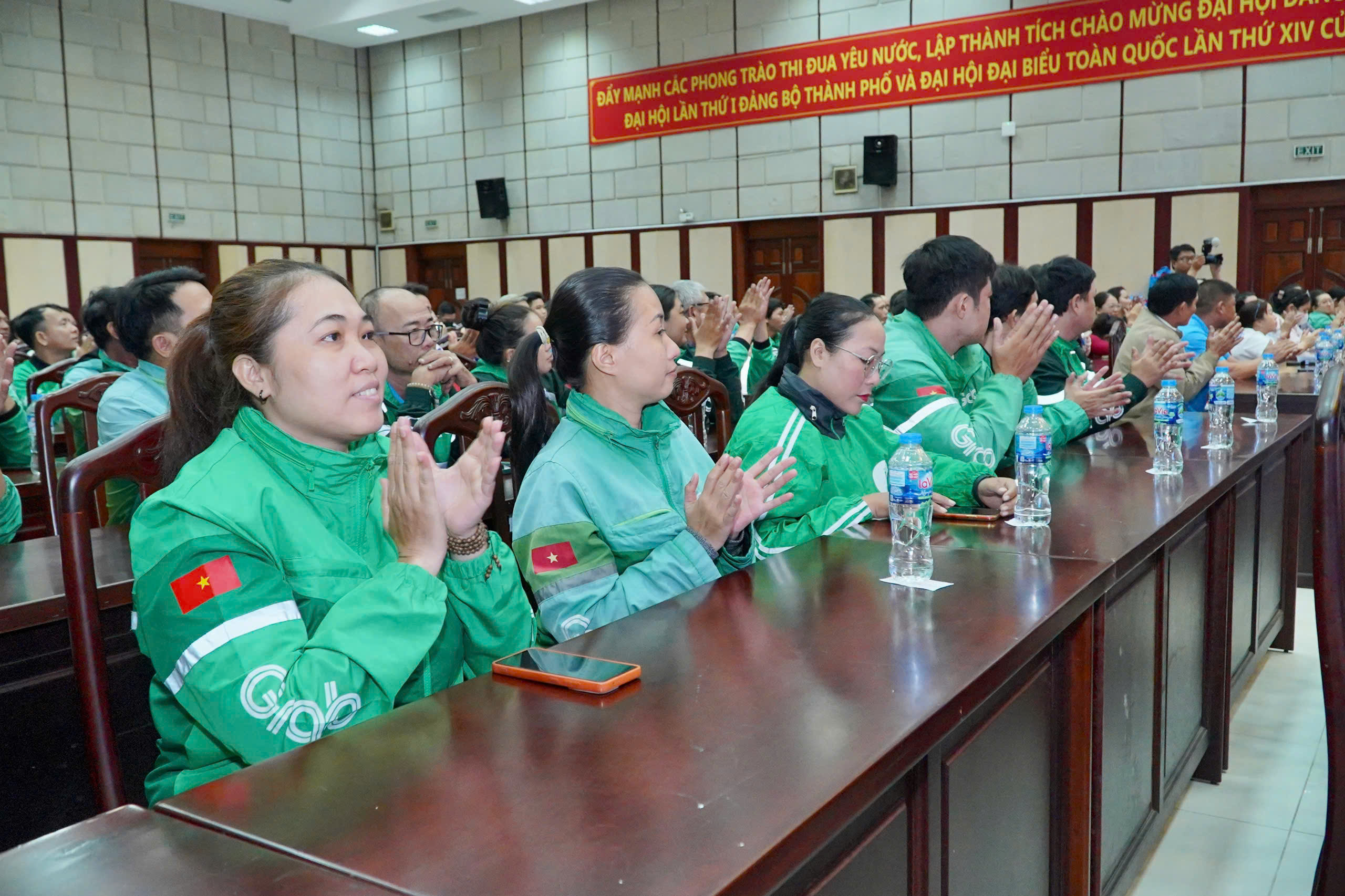 Tặng thẻ BHYT gi&uacute;p đo&agrave;n vi&ecirc;n, người lao động giảm bớt kh&oacute; khăn khi kh&aacute;m chữa bệnh - Ảnh 1.