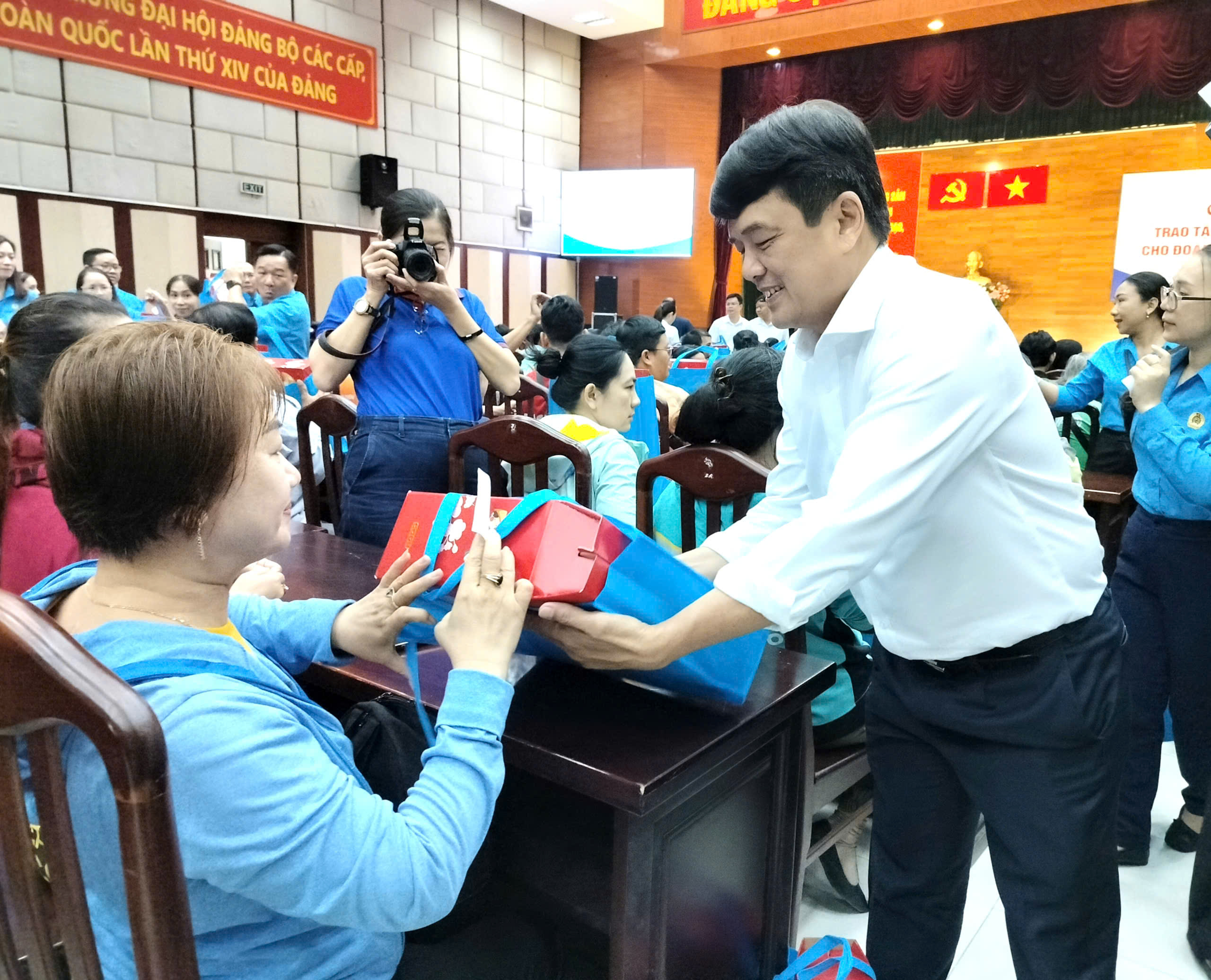 Tặng thẻ BHYT gi&uacute;p đo&agrave;n vi&ecirc;n, người lao động giảm bớt kh&oacute; khăn khi kh&aacute;m chữa bệnh - Ảnh 4.