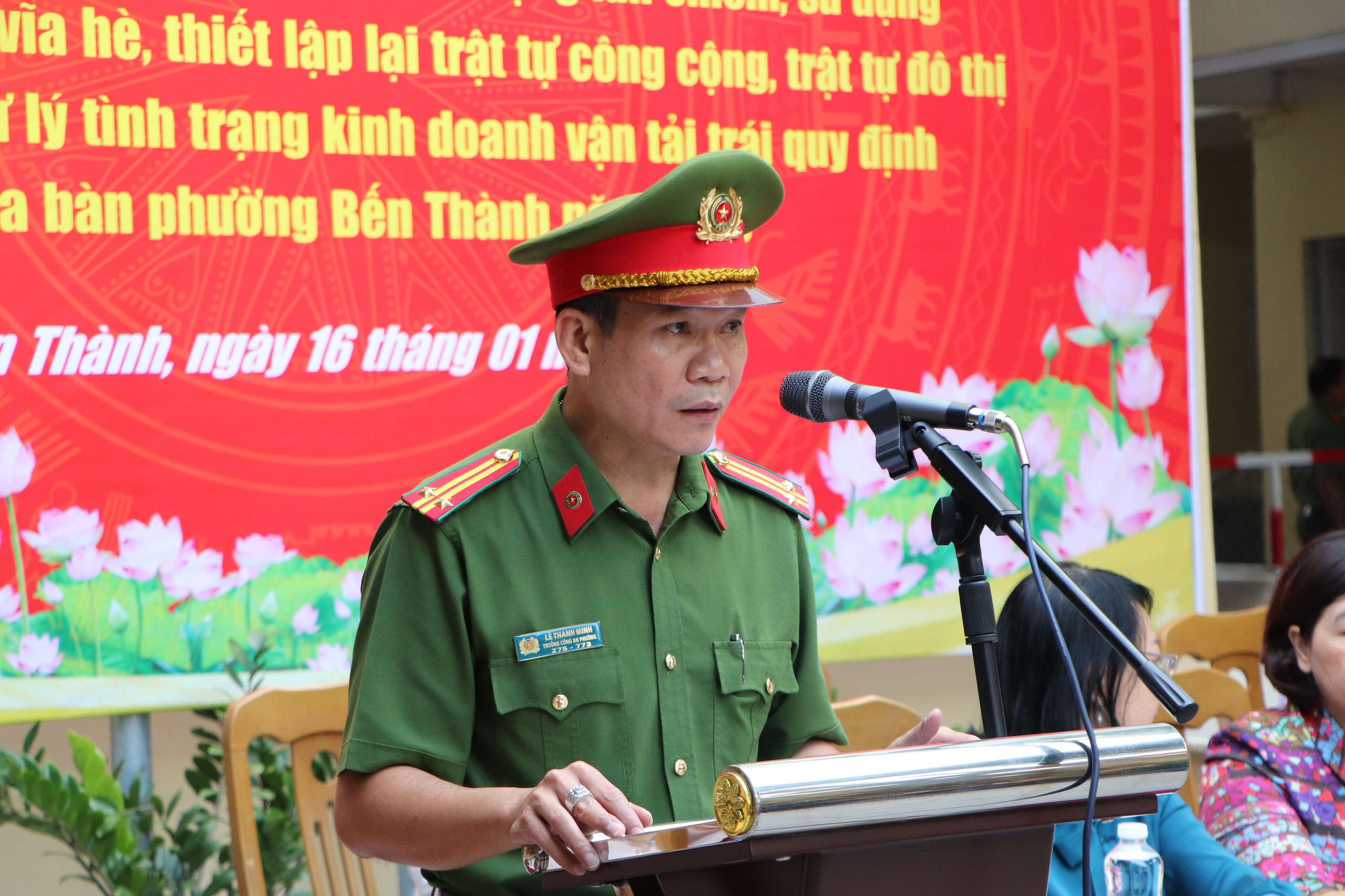 Công an phường Bến Thành xử lý hàng chục trường hợp lấn chiếm lòng đường, vỉa hè - Ảnh 2.