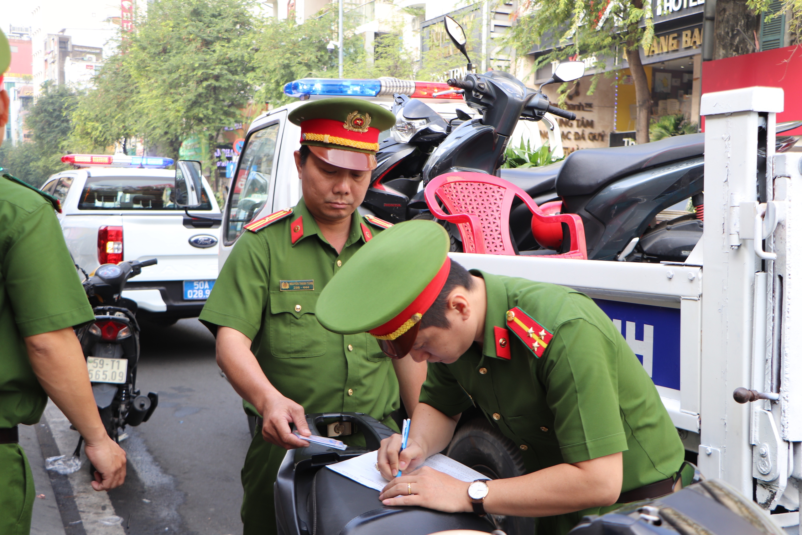 Công an phường Bến Thành xử lý hàng chục trường hợp lấn chiếm lòng đường, vỉa hè - Ảnh 10.