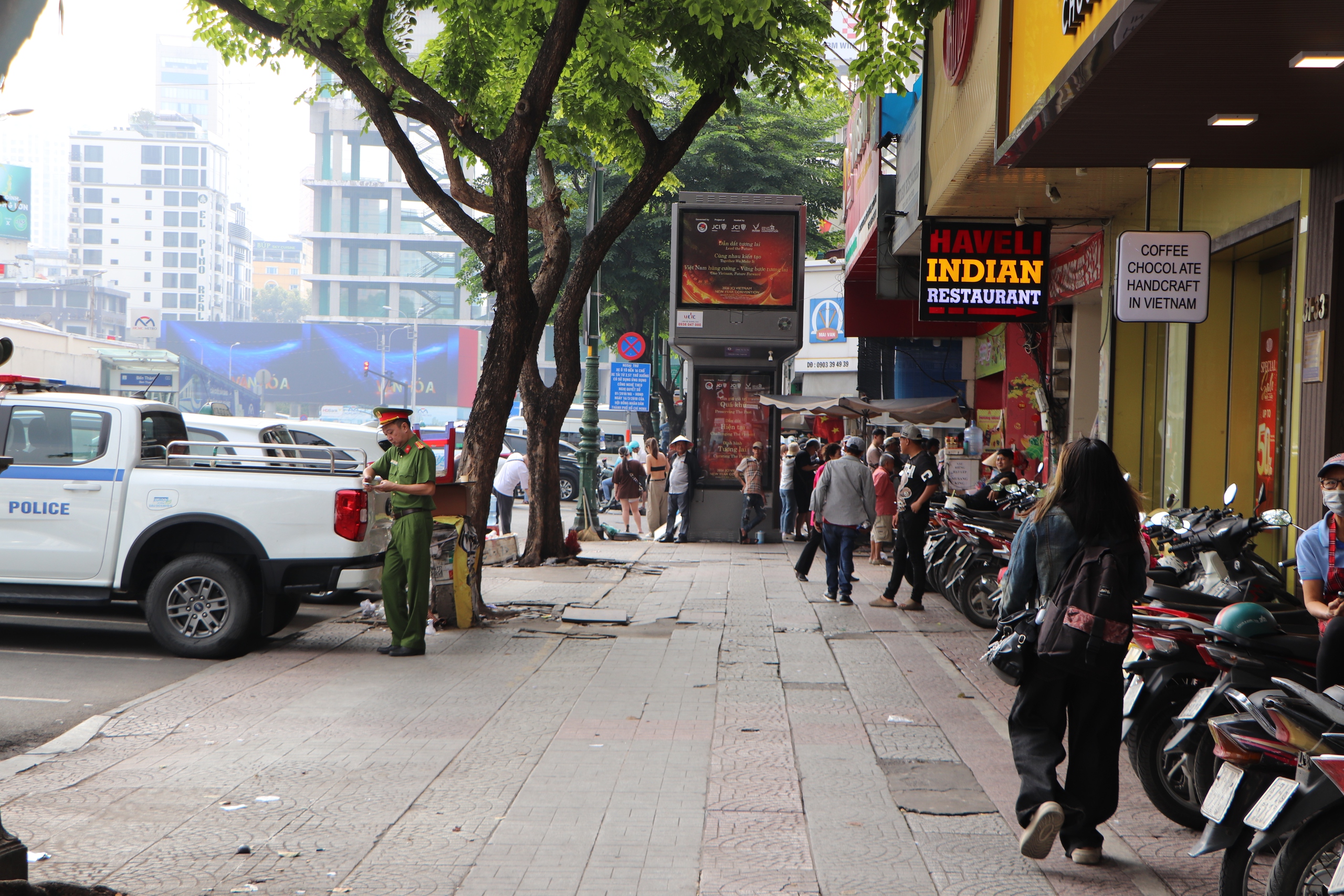 Công an phường Bến Thành xử lý hàng chục trường hợp lấn chiếm lòng đường, vỉa hè - Ảnh 4.