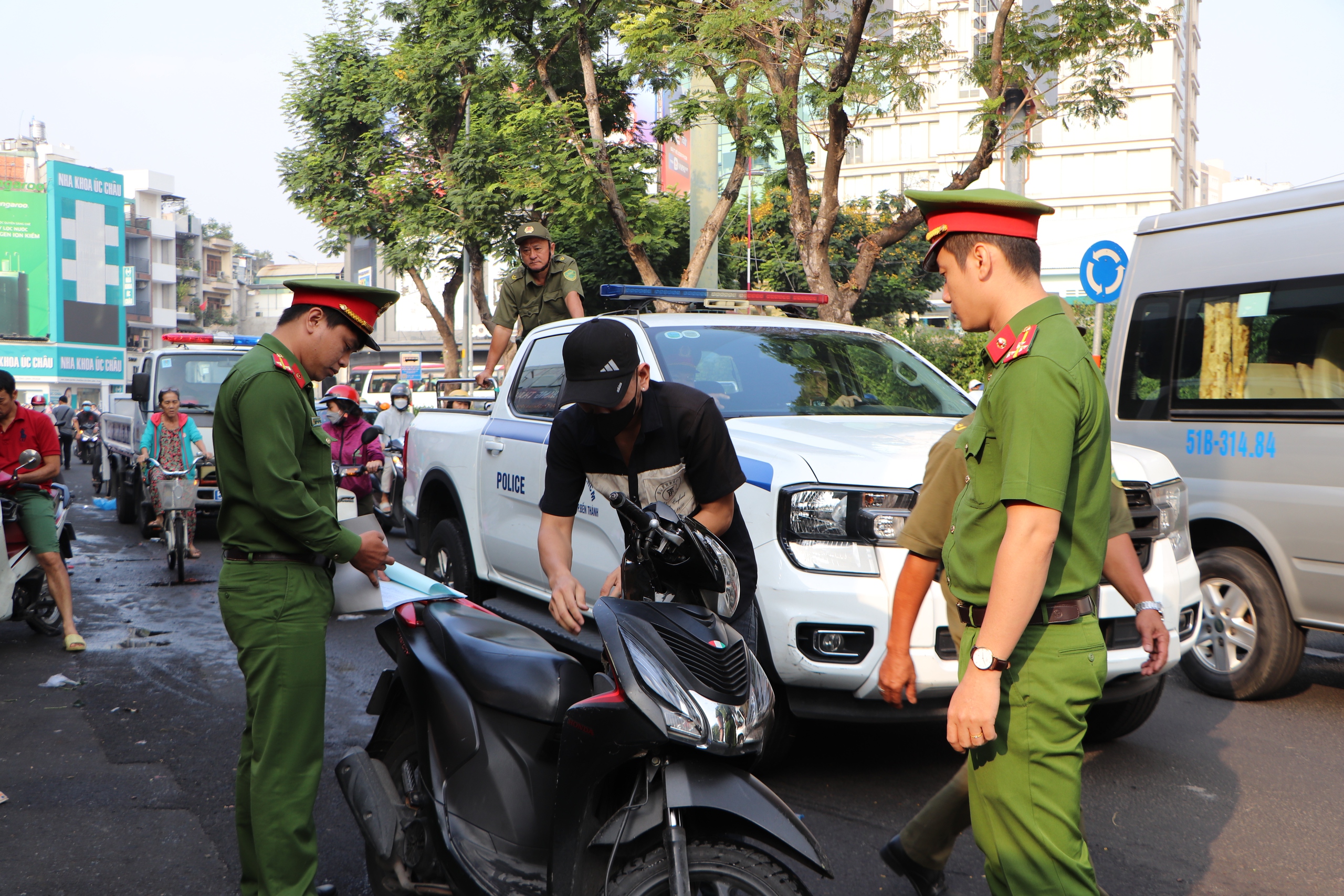 Công an phường Bến Thành xử lý hàng chục trường hợp lấn chiếm lòng đường, vỉa hè - Ảnh 7.