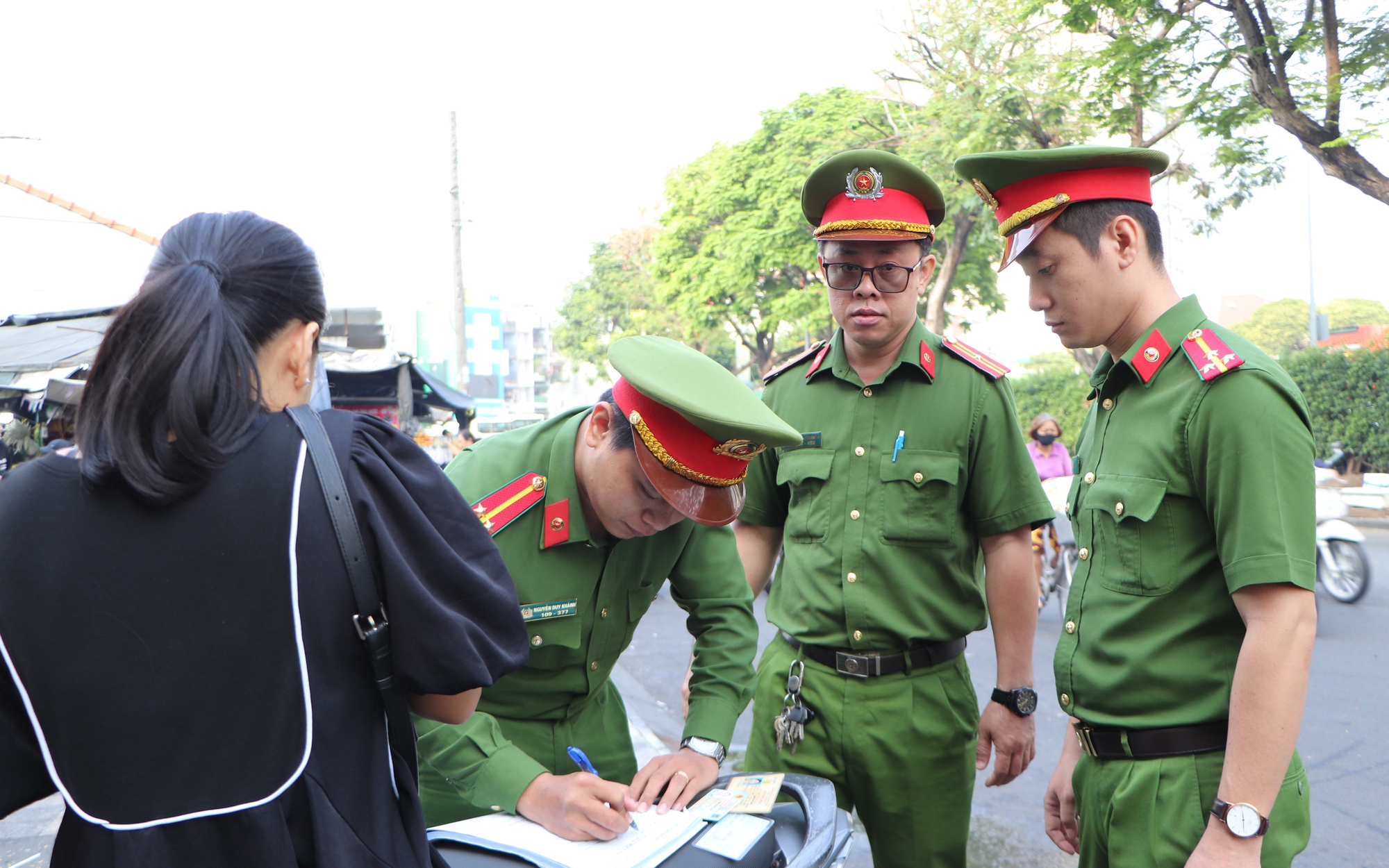Công an phường Bến Thành xử lý hàng chục trường hợp lấn chiếm lòng đường, vỉa hè