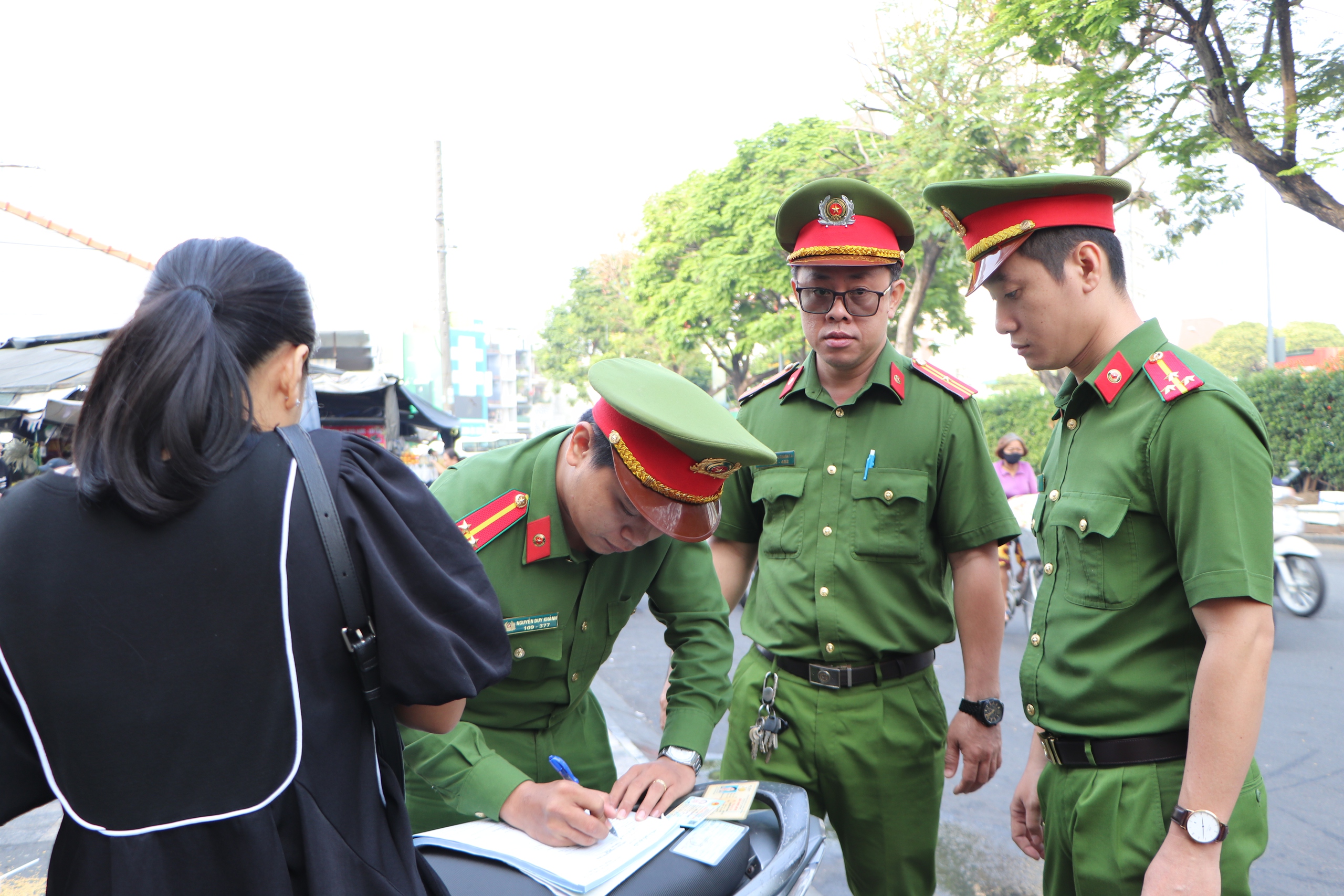 Công an phường Bến Thành xử lý hàng chục trường hợp lấn chiếm lòng đường, vỉa hè - Ảnh 3.