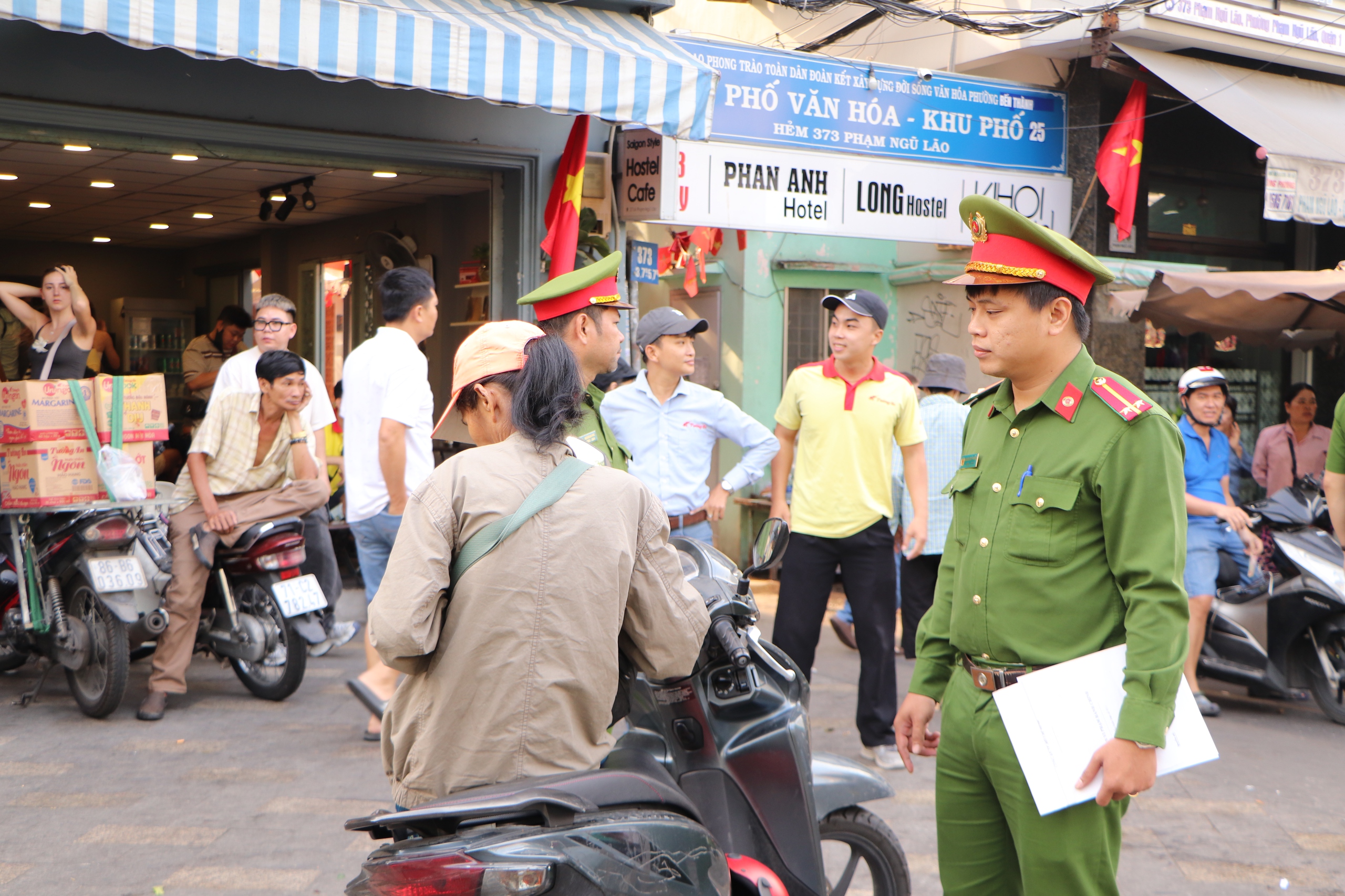 Công an phường Bến Thành xử lý hàng chục trường hợp lấn chiếm lòng đường, vỉa hè - Ảnh 9.