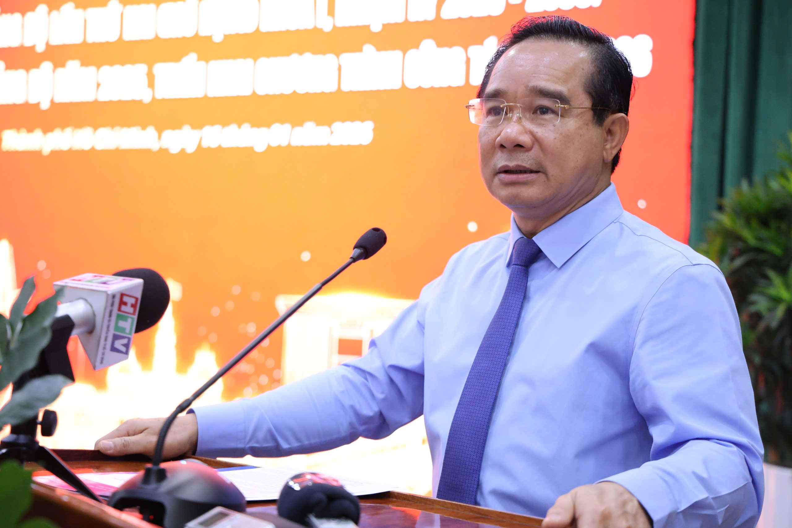 Chủ tịch UBND TPHCM: "Không chấp nhận tình trạng cán bộ đi họp mà không nắm gì hết" - Ảnh 1.