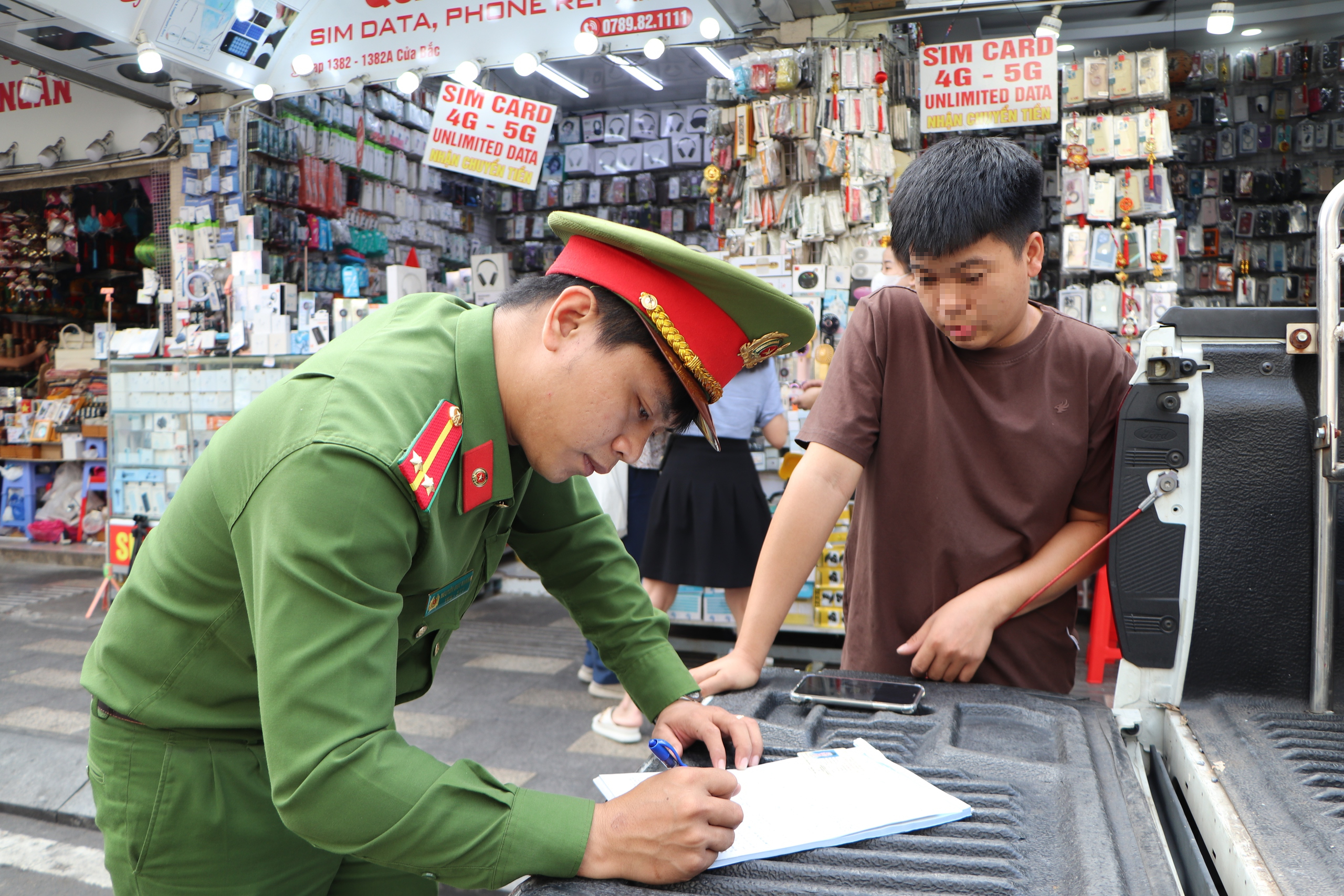 Công an phường Bến Thành xử lý hàng chục trường hợp lấn chiếm lòng đường, vỉa hè - Ảnh 6.