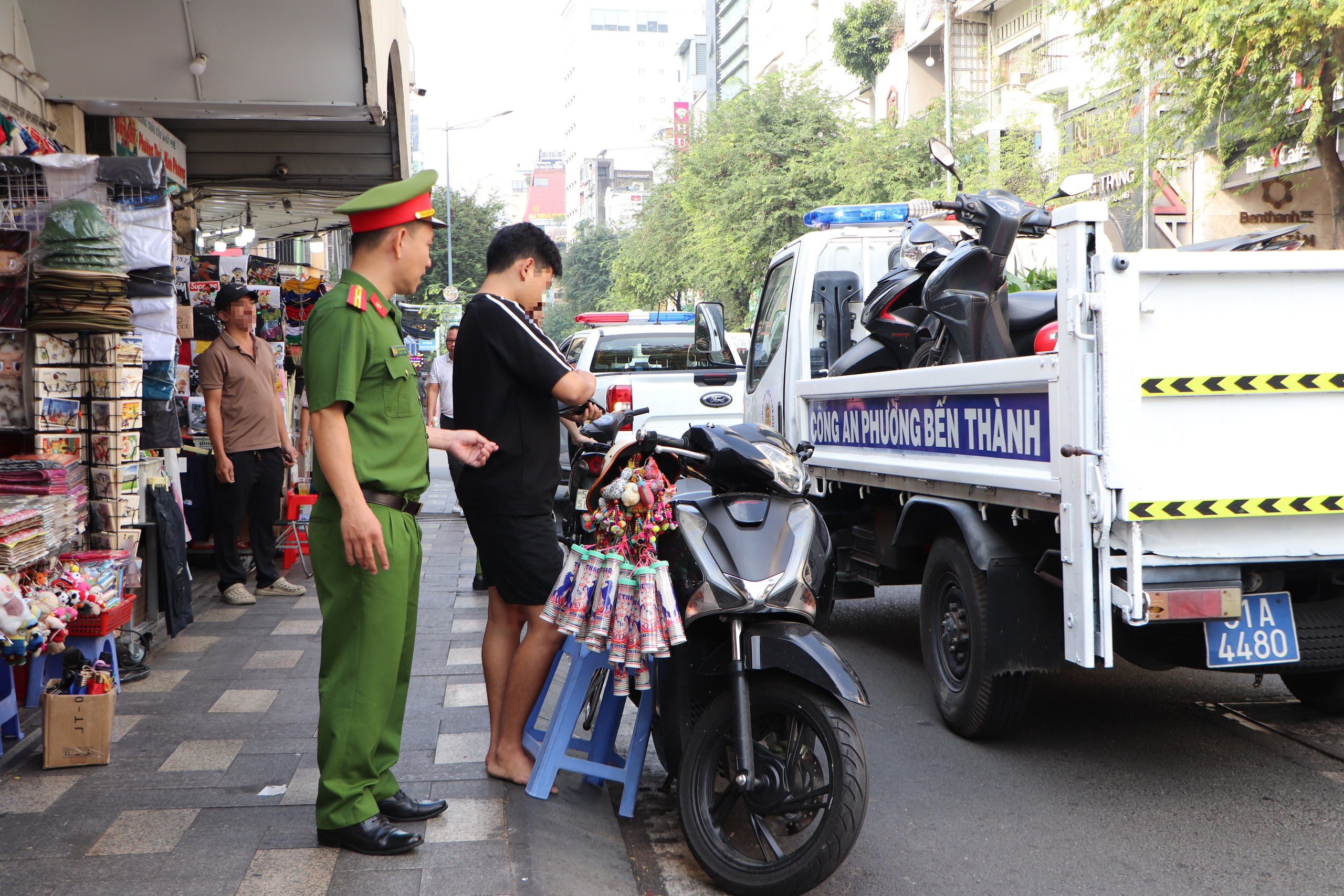 Công an phường Bến Thành xử lý hàng chục trường hợp lấn chiếm lòng đường, vỉa hè - Ảnh 8.