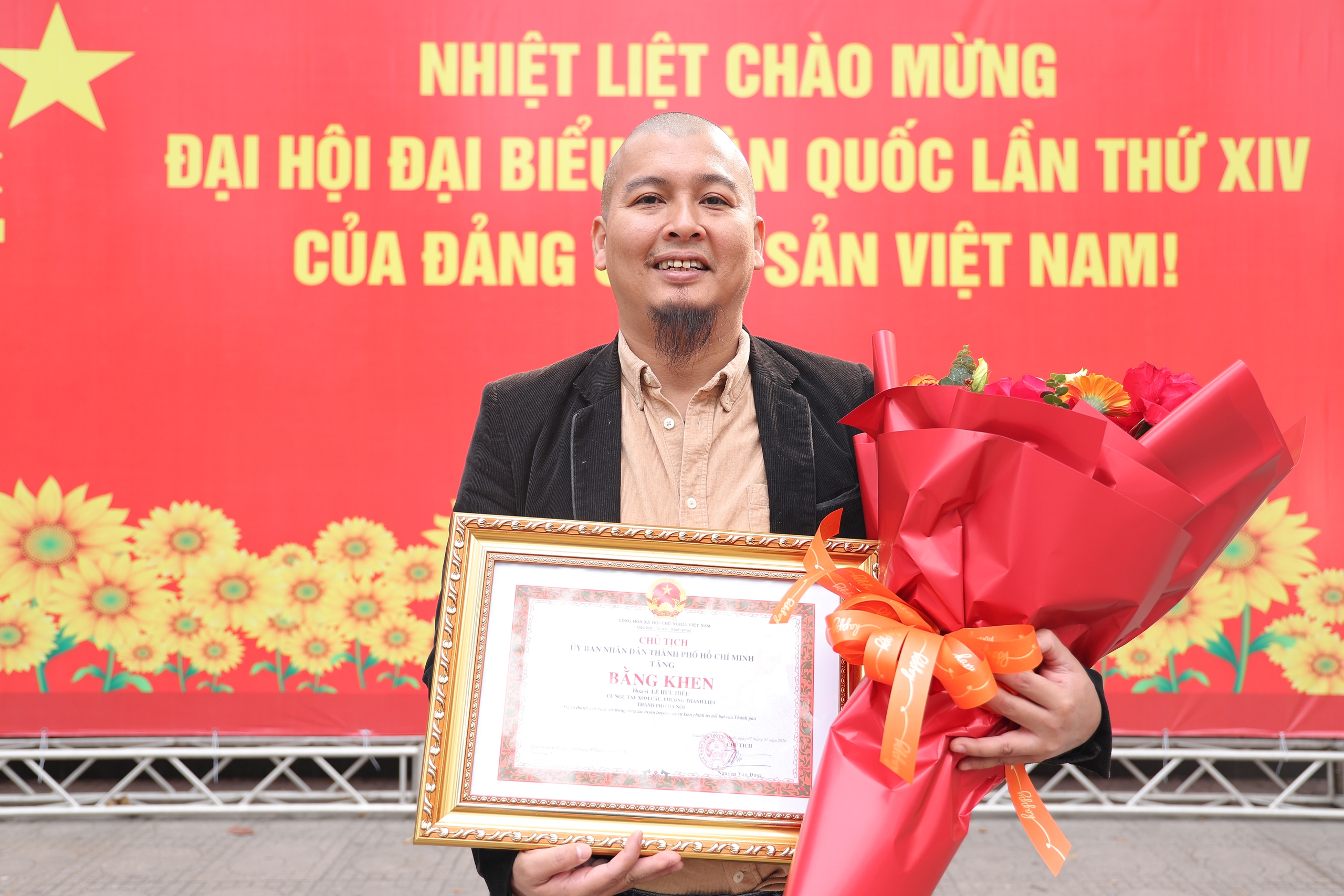 Hoạ sĩ Lê Hữu Hiếu chia sẻ vinh dự được nhận Bằng khen của TPHCM - Ảnh 1.