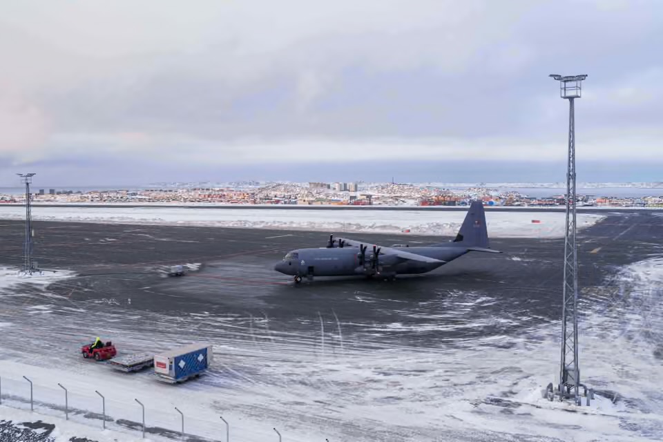Những binh sĩ NATO đầu ti&ecirc;n đặt ch&acirc;n l&ecirc;n Greenland - Ảnh 2.