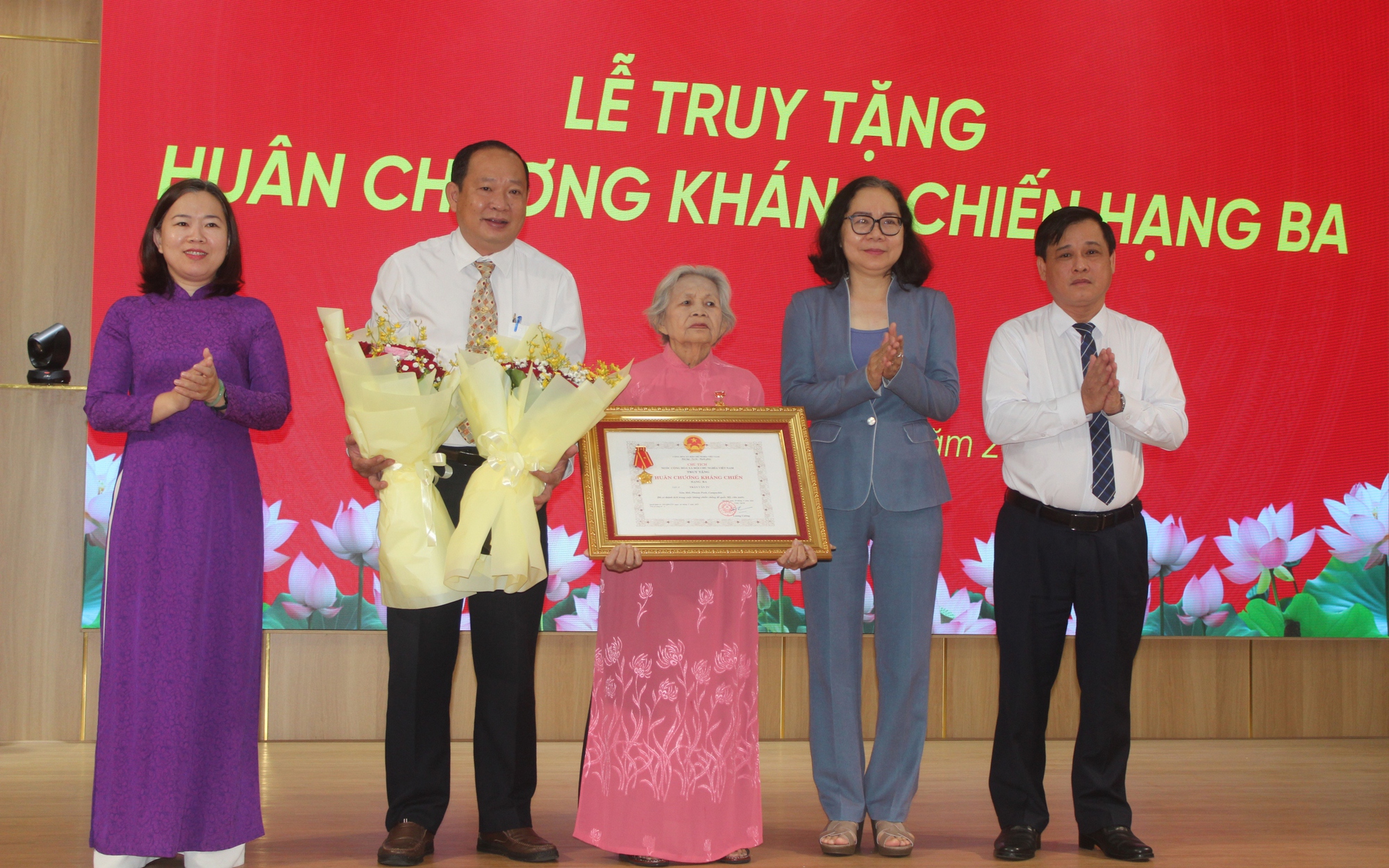 Truy tặng Huân chương kháng chiến hạng Ba cho liệt sĩ Trần Văn Tư