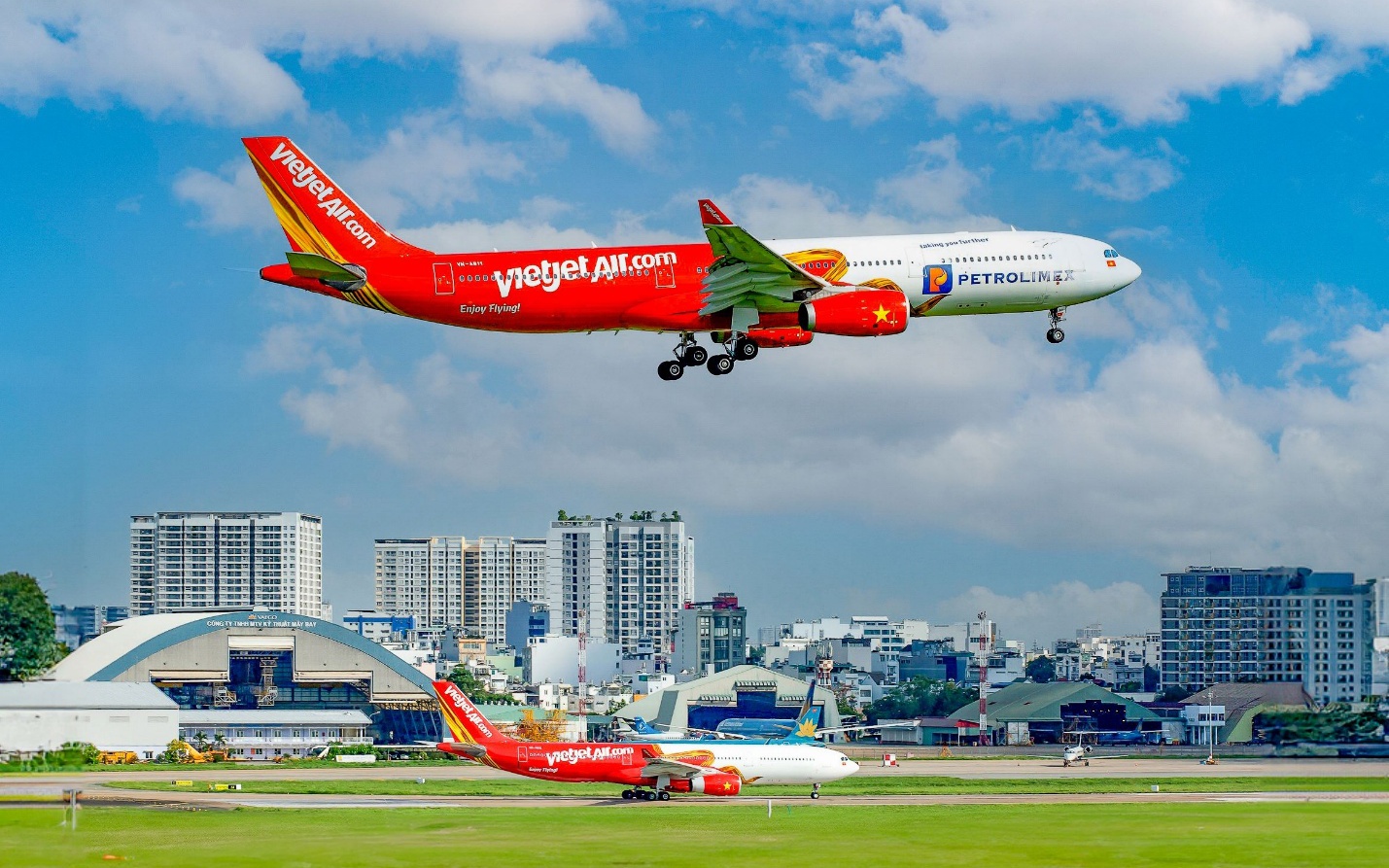 Vietjet tăng cường khai th&aacute;c 832.000 chỗ phục vụ cao điểm Lễ 30-4 v&agrave; 1-5 - Ảnh 2.