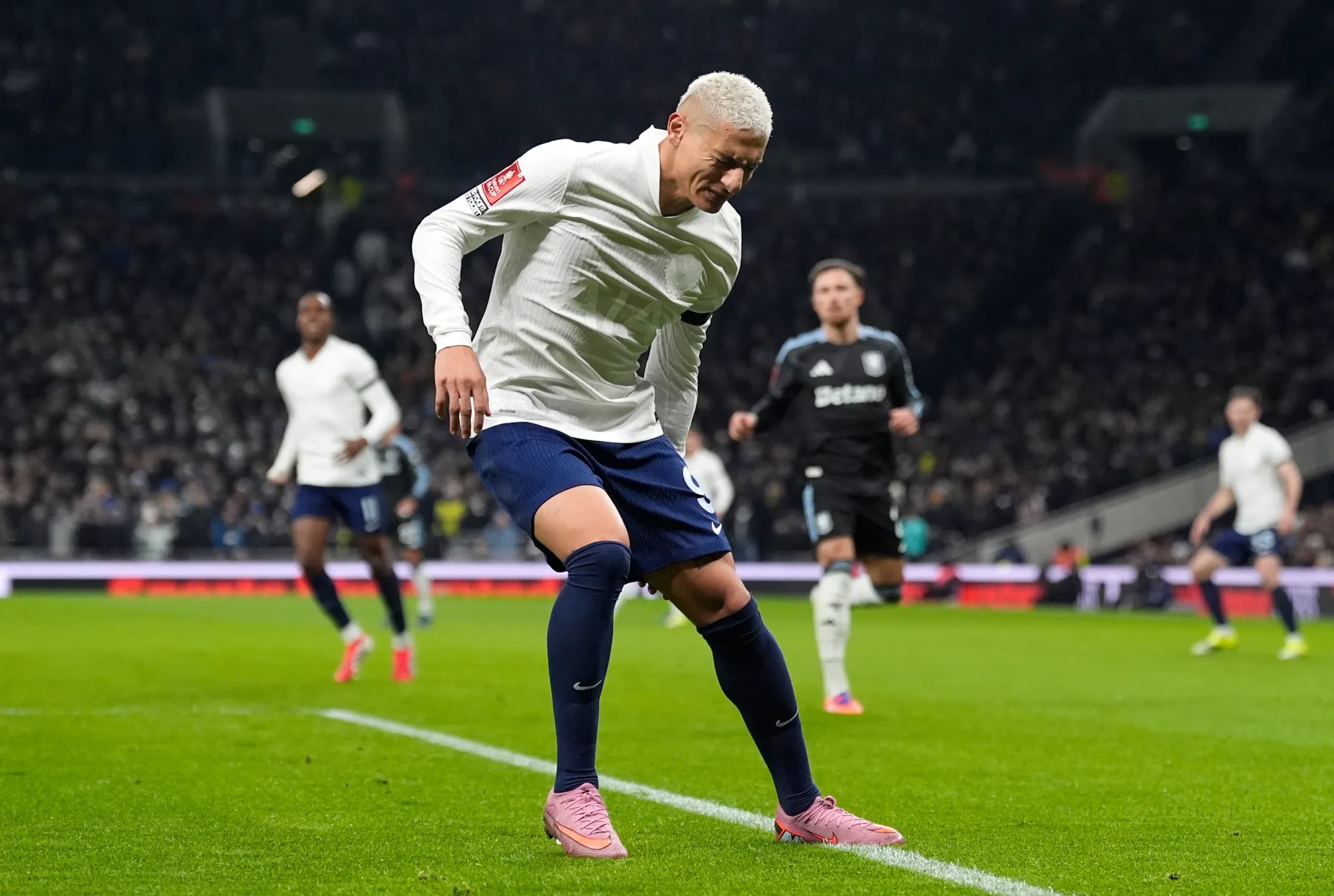 Tottenham rơi vào cảnh “đã nghèo còn mắc cái eo” - Ảnh 1.