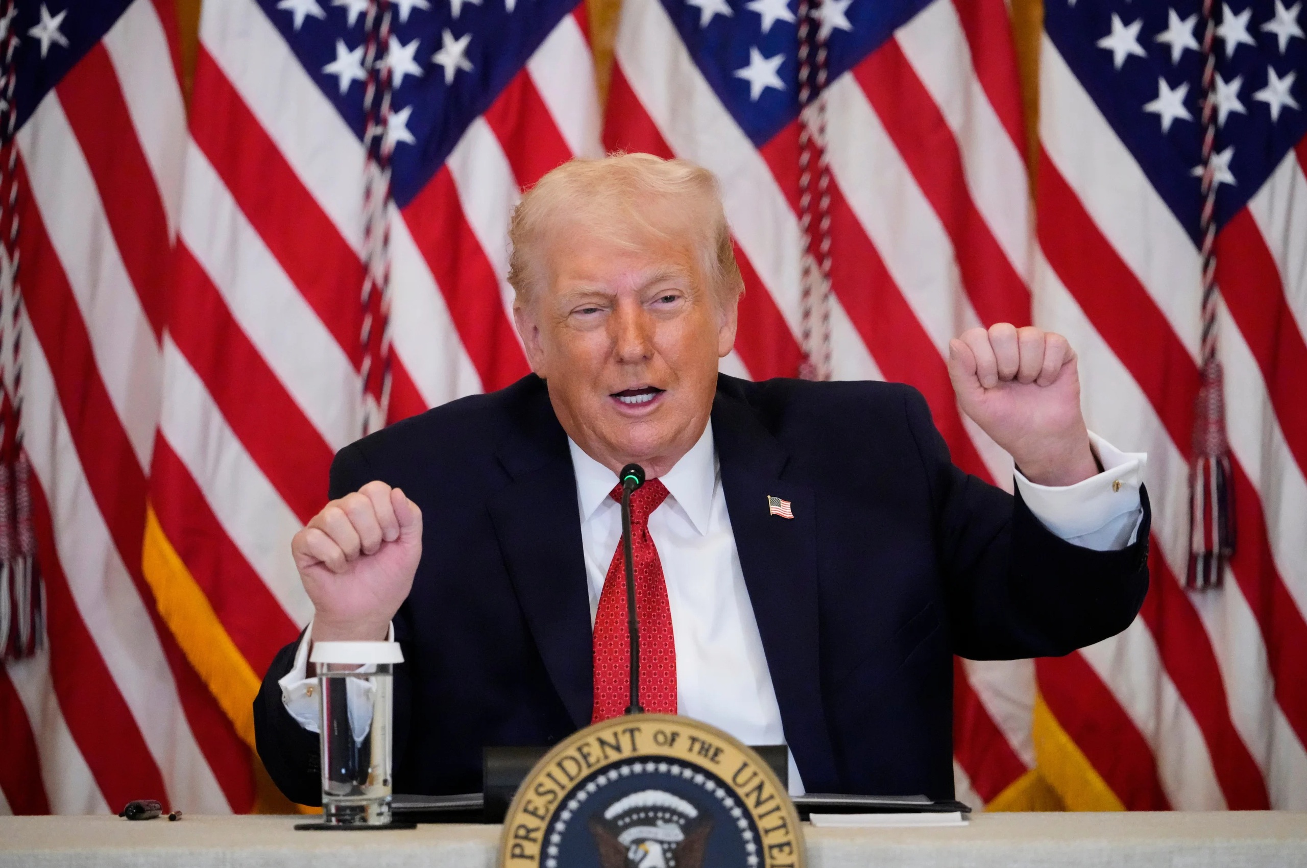 Tổng thống Donald Trump đe dọa &aacute;p thuế c&aacute;c nước kh&ocirc;ng ủng hộ Mỹ c&oacute; Greenland - Ảnh 1.