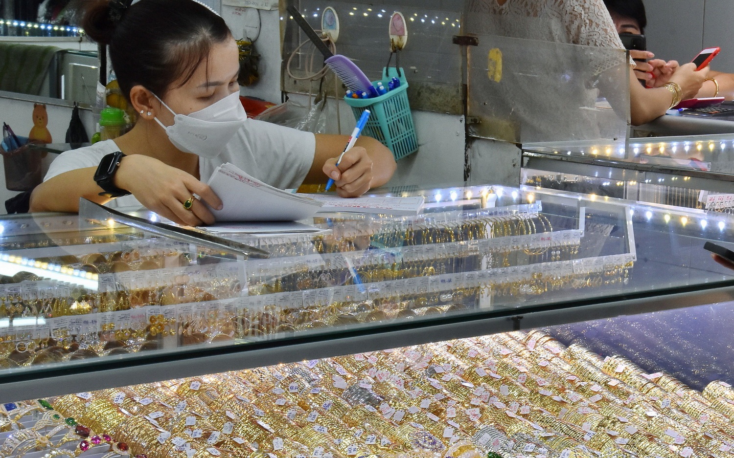 Giá vàng hôm nay 17-1: Sụt giảm sâu