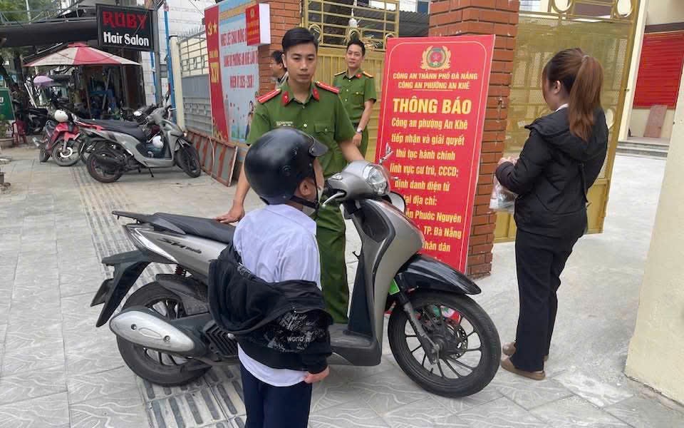 Con khóc không chịu đi học, mẹ chở thẳng tới... đồn công an ở Đà Nẵng