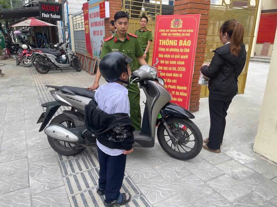 Con khóc không chịu đi học, mẹ chở thẳng tới đồn công an ở Đà Nẵng - Ảnh 1.