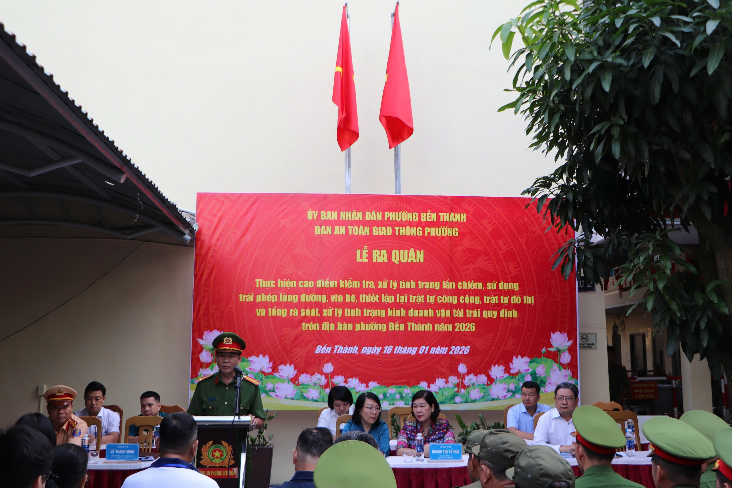 Công an phường Bến Thành xử lý hàng chục trường hợp lấn chiếm lòng đường, vỉa hè - Ảnh 1.