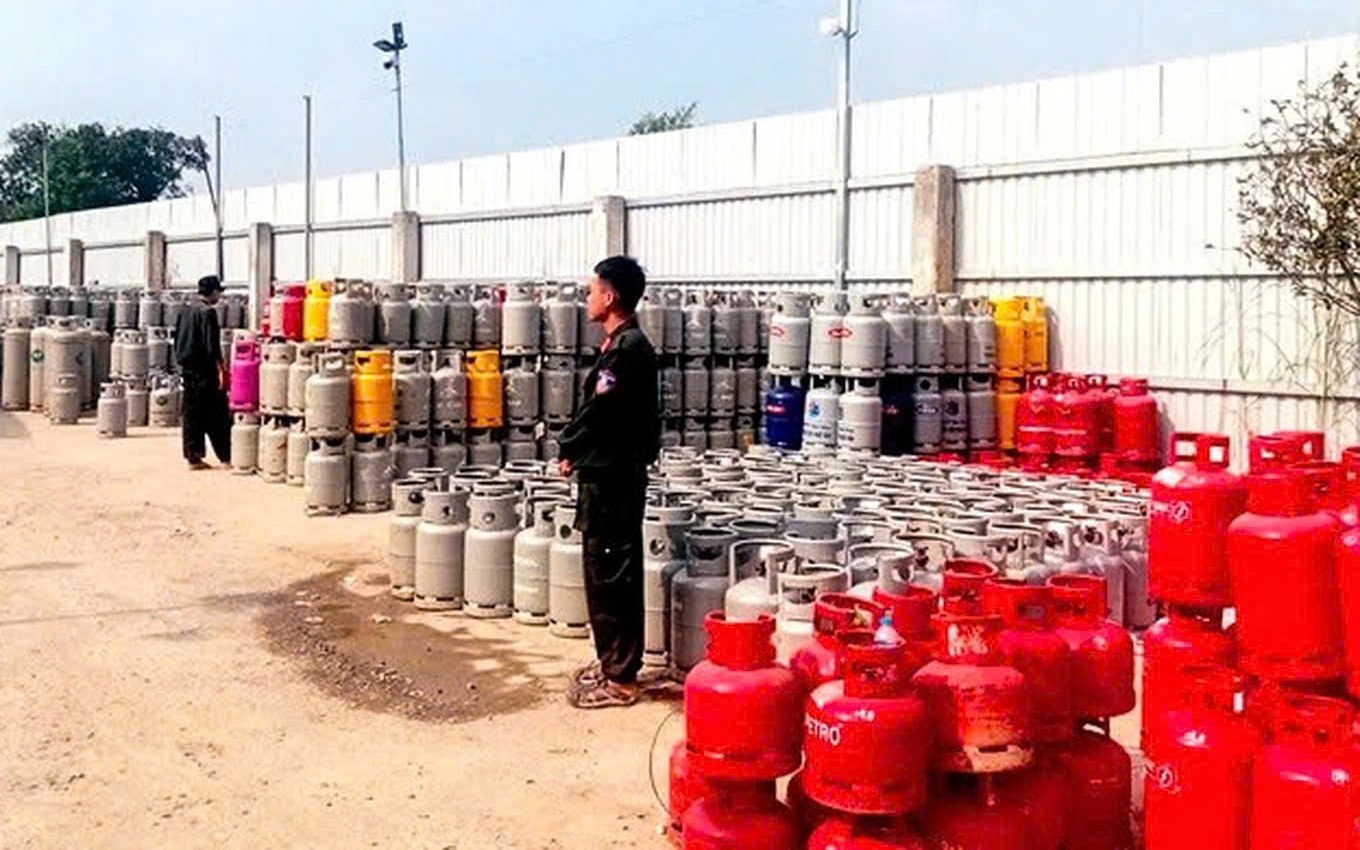 100 cán bộ, chiến sĩ công an đồng loạt khám xét 12 địa điểm, tạm giữ 16 đối tượng