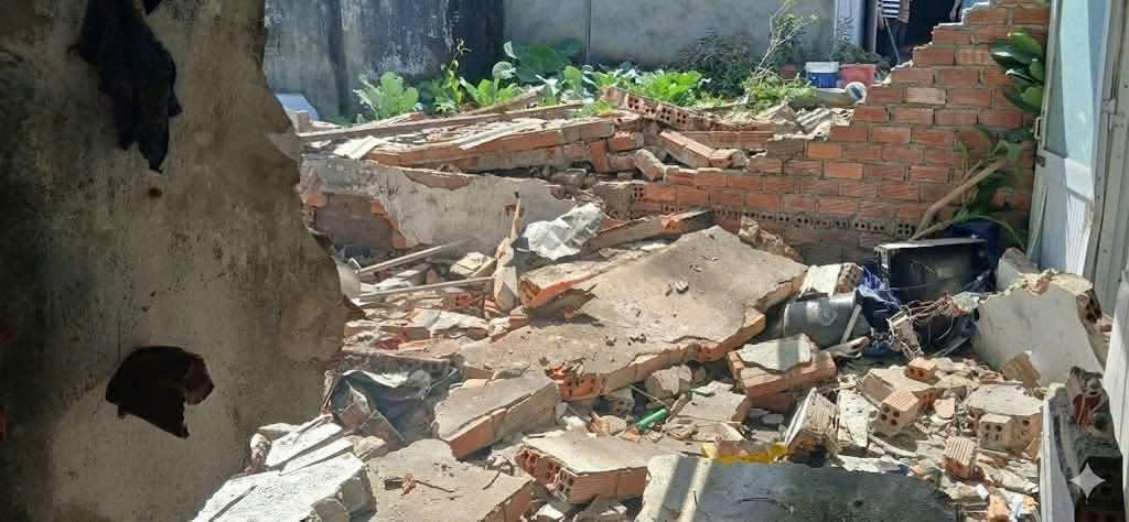 Nổ lớn nghi chế tạo pháo gây sập nhà, một người bị thương - Ảnh 1.