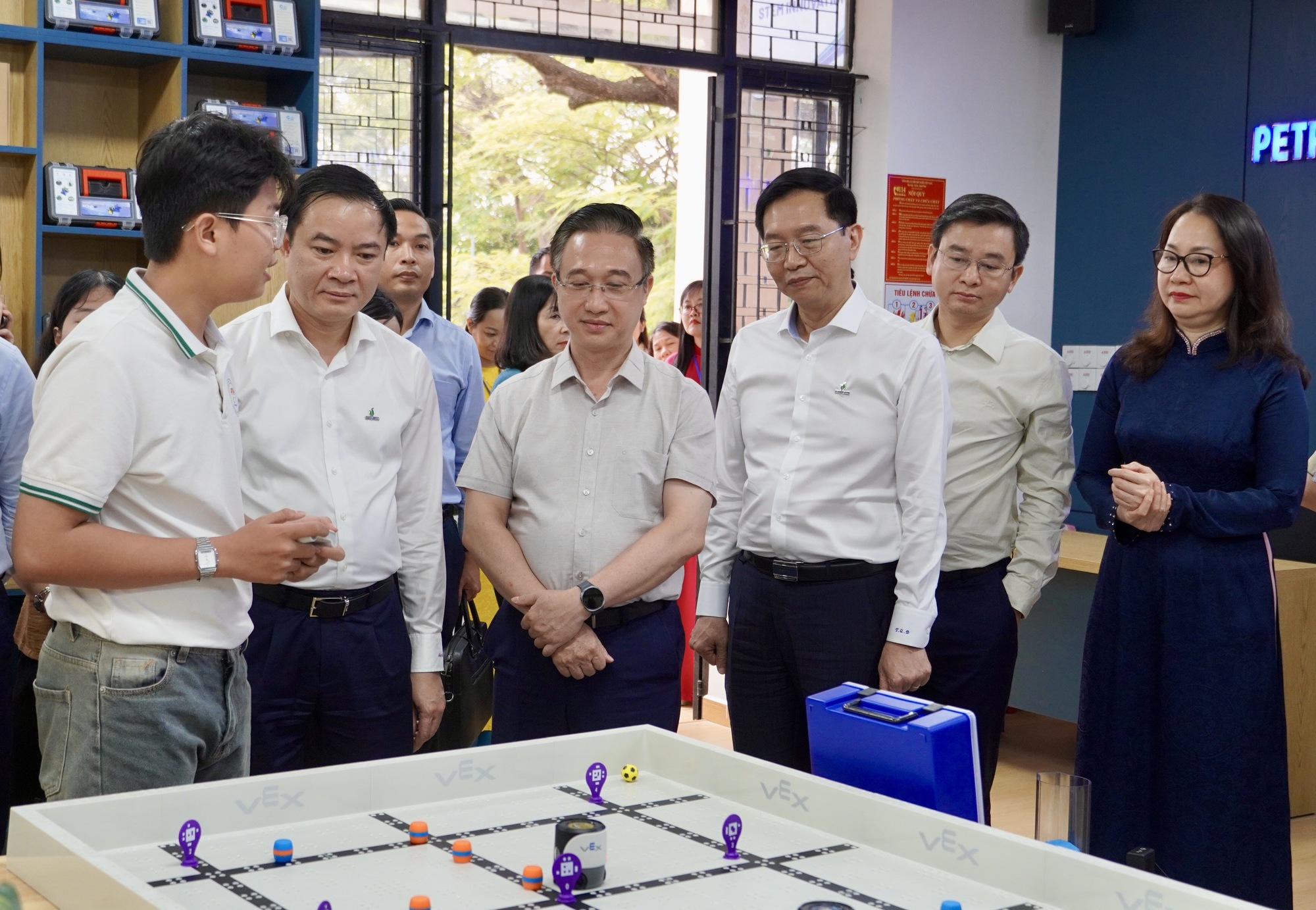 Petrovietnam đầu tư 3 ph&ograve;ng học STEM cho 3 trường học tại TPHCM - Ảnh 1.