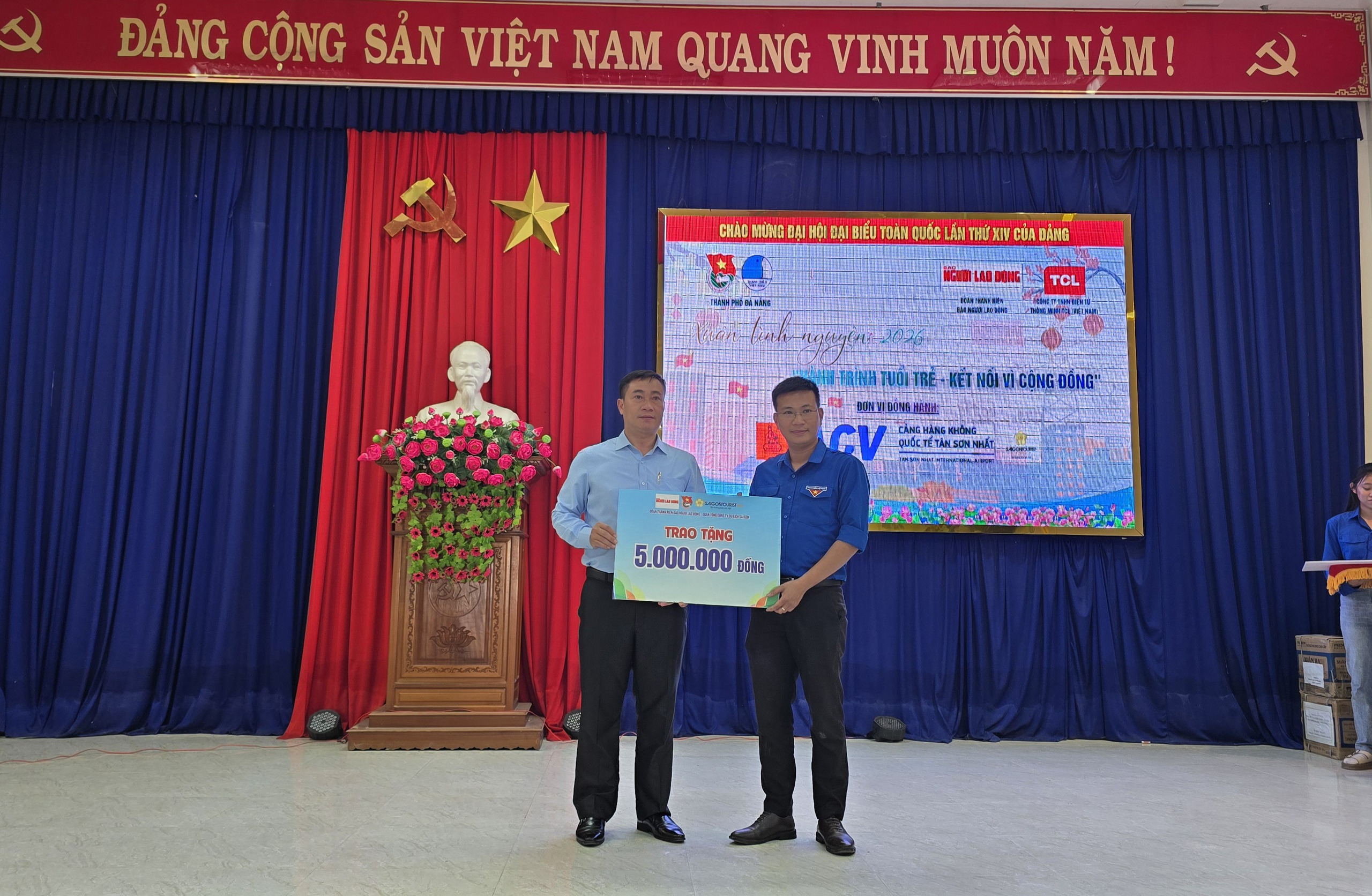 Đoàn Báo Người Lao Động cùng nhà đồng hành tặng 20 tivi cho Đà Nẵng - Ảnh 6.
