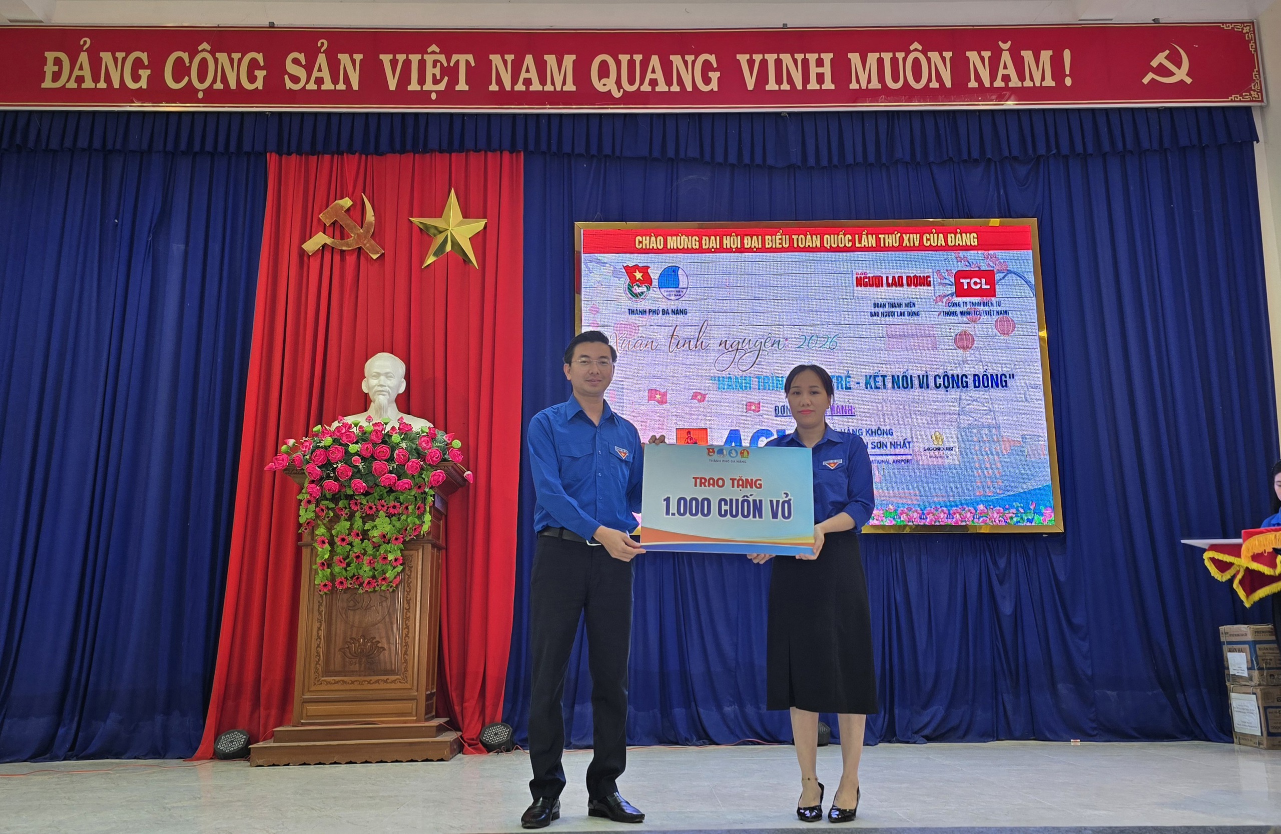 Đoàn Báo Người Lao Động cùng nhà đồng hành tặng 20 tivi cho Đà Nẵng - Ảnh 7.