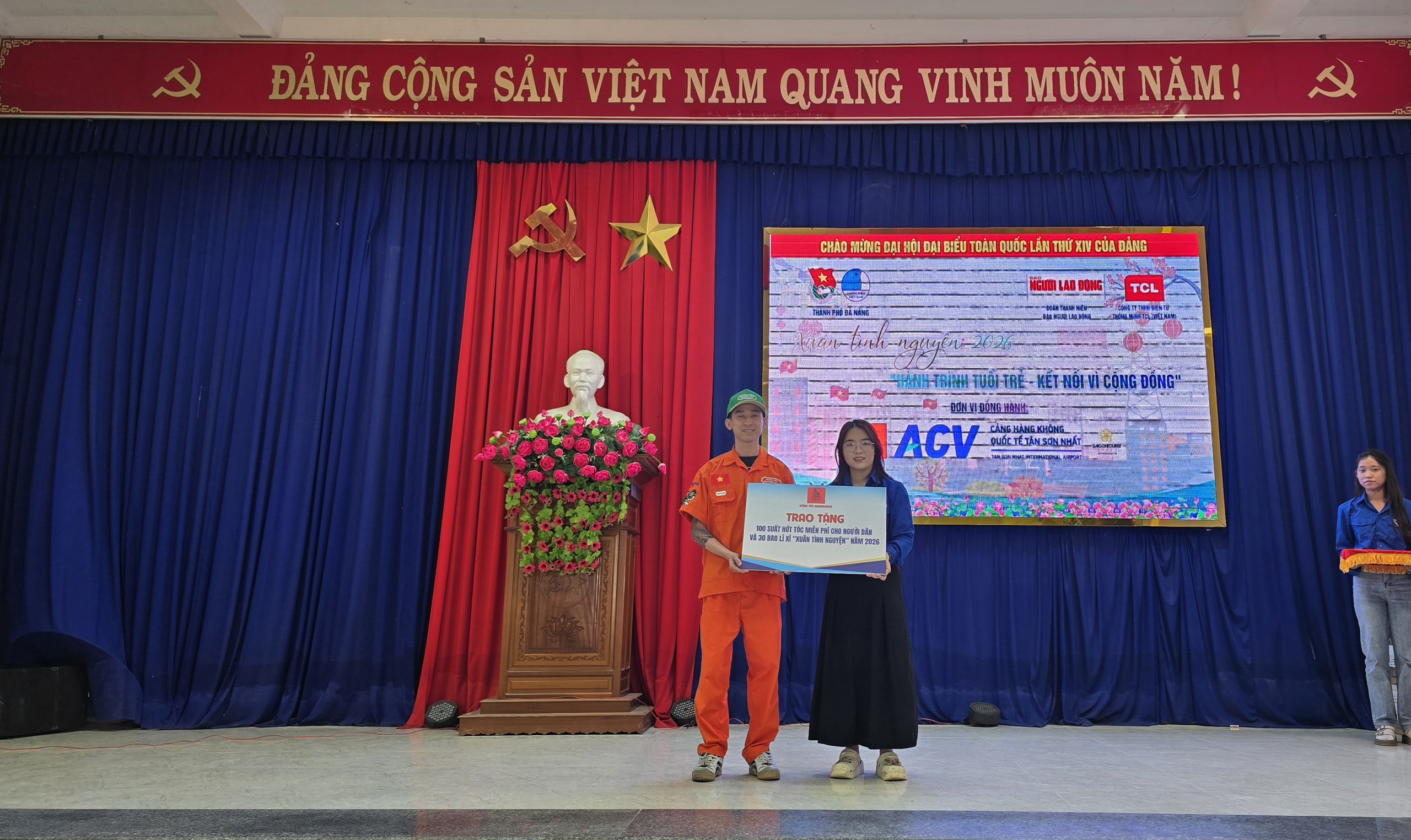 Đoàn Báo Người Lao Động cùng nhà đồng hành tặng 20 tivi cho Đà Nẵng - Ảnh 9.