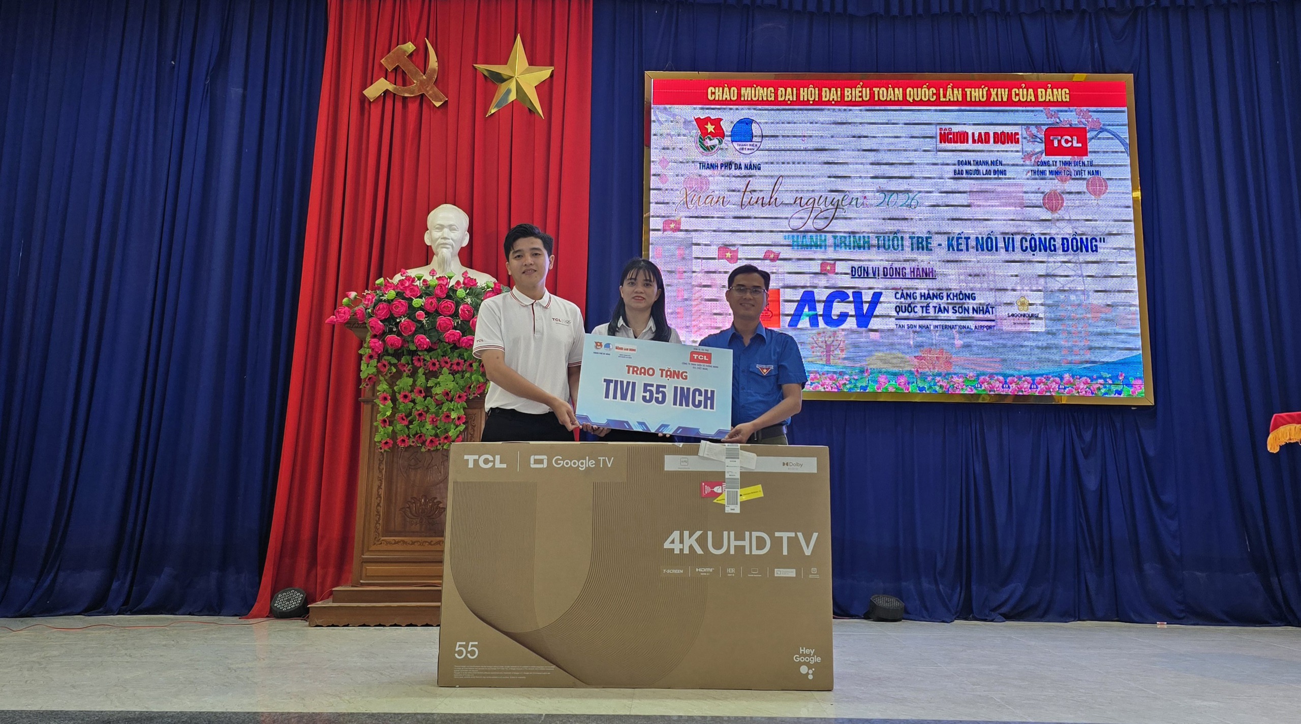 Đoàn Báo Người Lao Động cùng nhà đồng hành tặng 20 tivi cho Đà Nẵng - Ảnh 8.