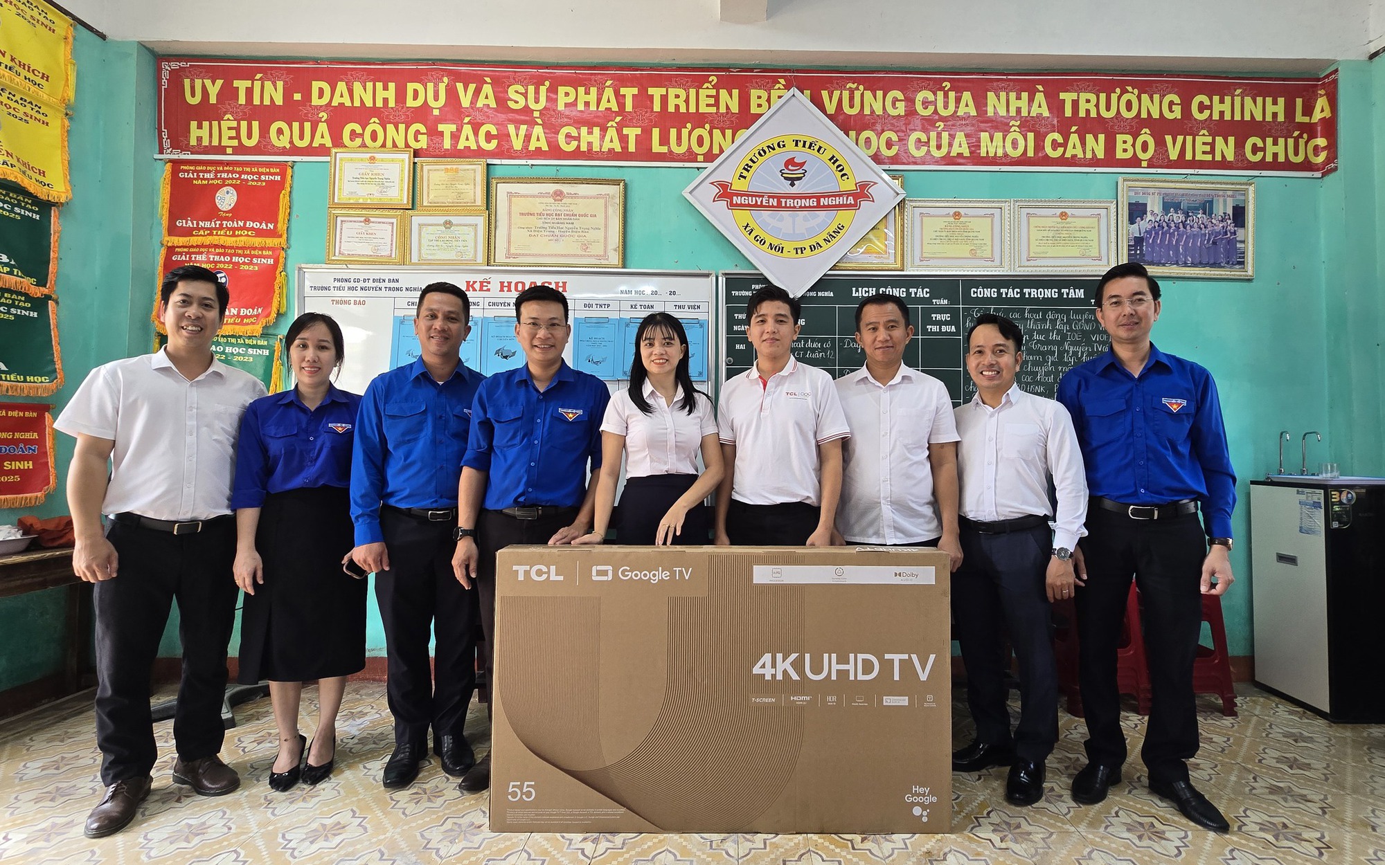 Đoàn Báo Người Lao Động cùng nhà đồng hành tặng 20 tivi cho Đà Nẵng