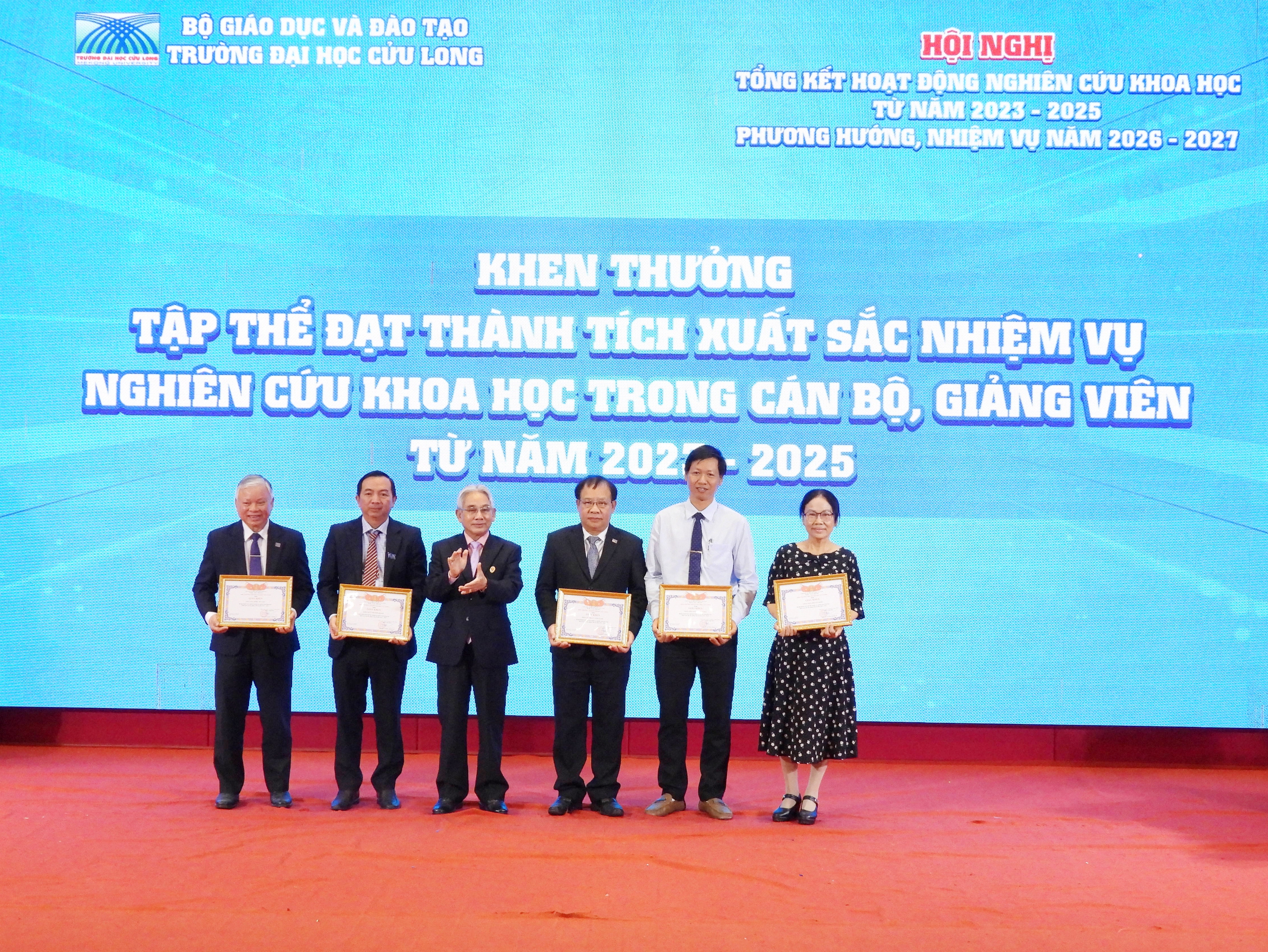 Trường ĐH Cửu Long tổ chức hội nghị tổng kết hoạt động nghi&ecirc;n cứu khoa học - Ảnh 5.