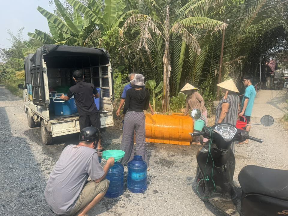 Nh&agrave; m&aacute;y nước gặp sự cố, người d&acirc;n ở Đồng Nai &lsquo;rồng rắn&rsquo; xếp h&agrave;ng chờ từng x&ocirc; nước để sinh hoạt - Ảnh 2.