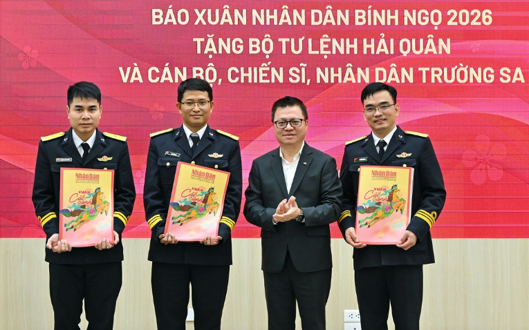 Trao tặng báo Xuân Nhân Dân tới cán bộ, chiến sĩ và nhân dân Trường Sa