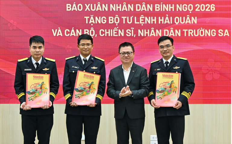 Trao tặng báo Xuân Nhân Dân tới cán bộ, chiến sĩ và nhân dân Trường Sa - Ảnh 2.