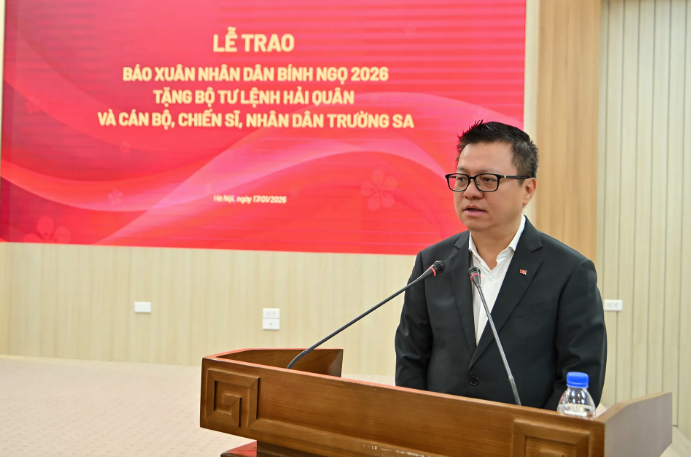 Trao tặng báo Xuân Nhân Dân tới cán bộ, chiến sĩ và nhân dân Trường Sa - Ảnh 1.