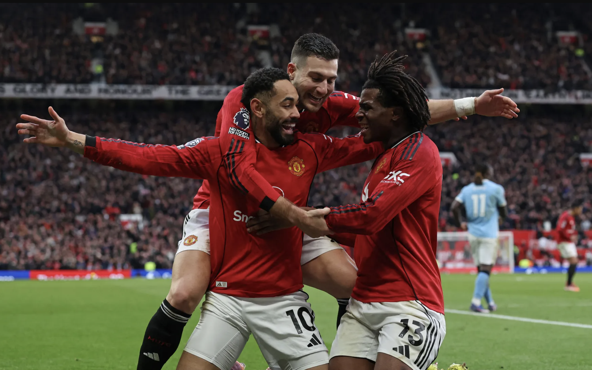 Quật ngã Man City, Man United "tặng quà" cho thầy mới Michael Carrick
