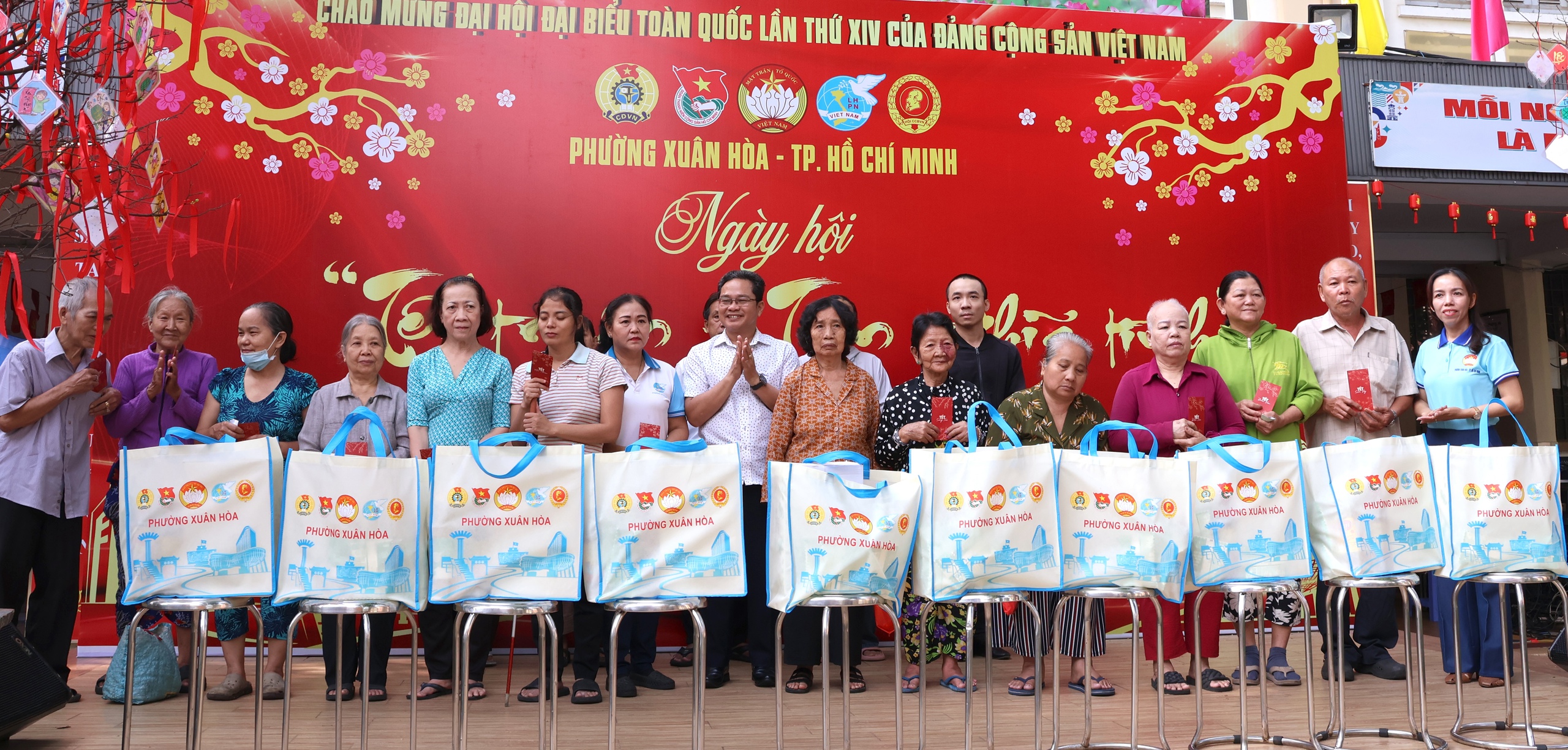 Tết nghĩa t&igrave;nh ở phường Xu&acirc;n H&ograve;a - TPHCM: Hơn 220 triệu đồng chăm lo người d&acirc;n kh&oacute; khăn - Ảnh 3.