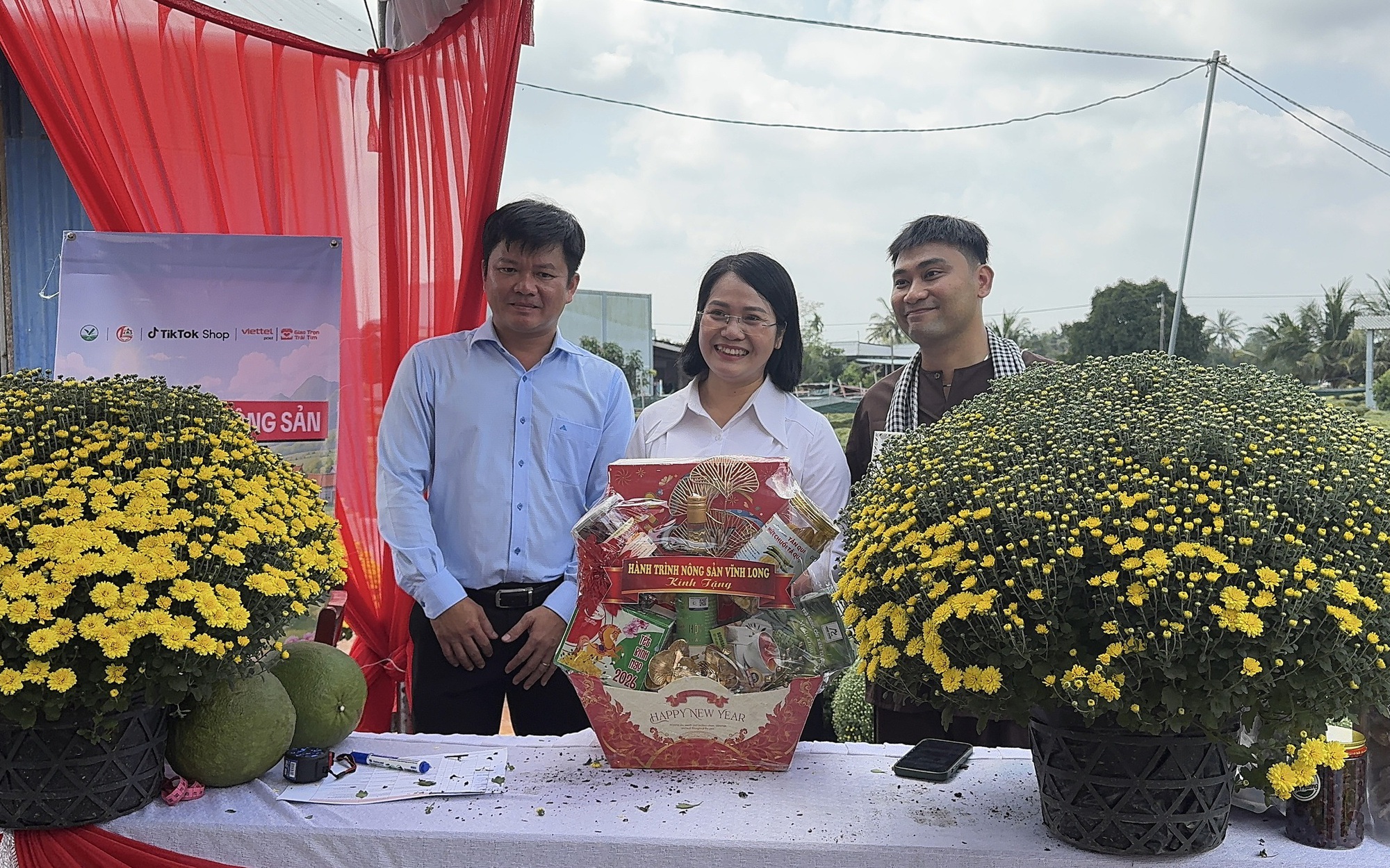 CLIP: Nữ bí thư xã cùng TikToker livestream bán cúc mâm xôi nở sớm cho nhà vườn
